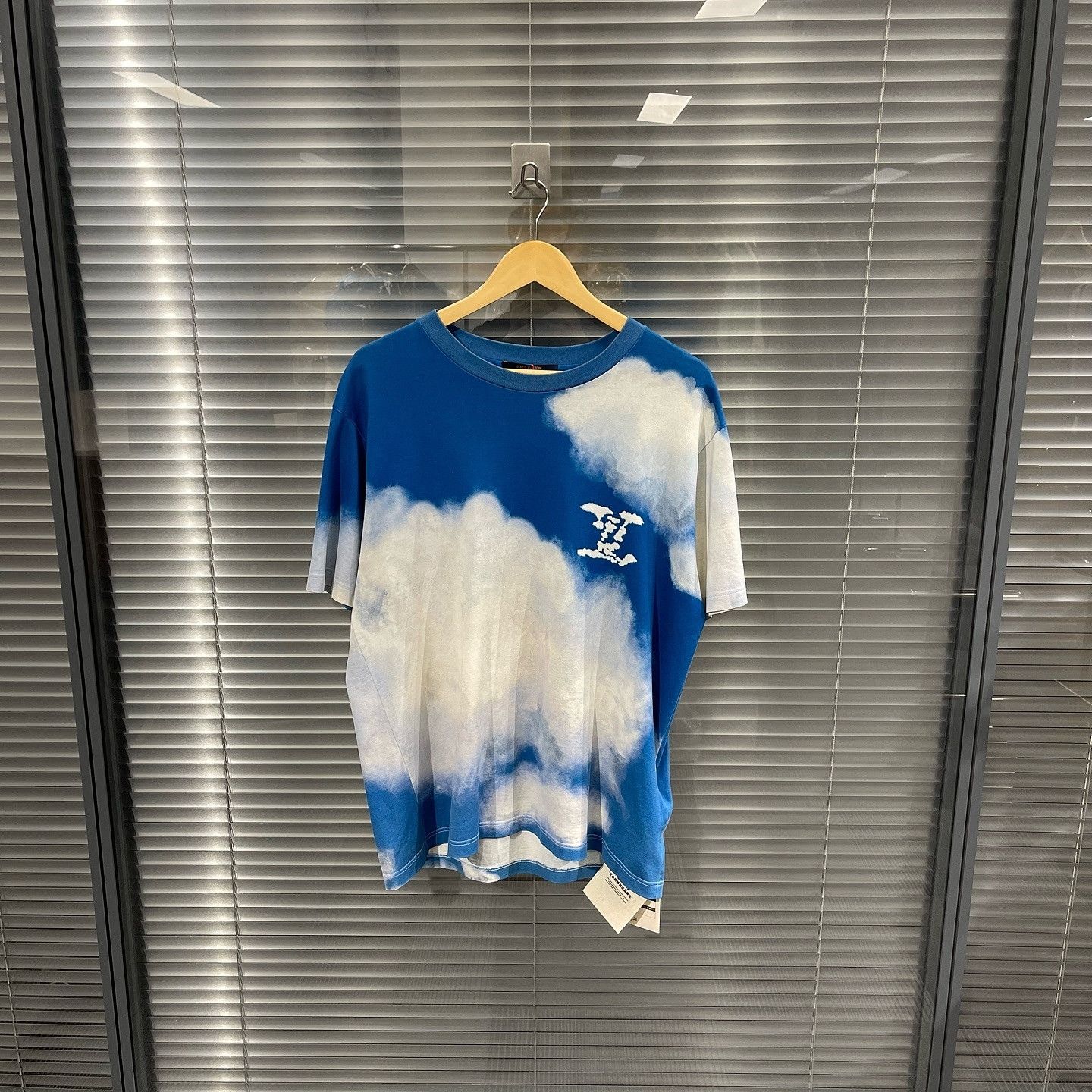 Louis Vuitton Louis Vuitton Heaven on Earth Cloud T-Shirt XL Size US XL / EU 56 / 4 - 1 Thumbnail