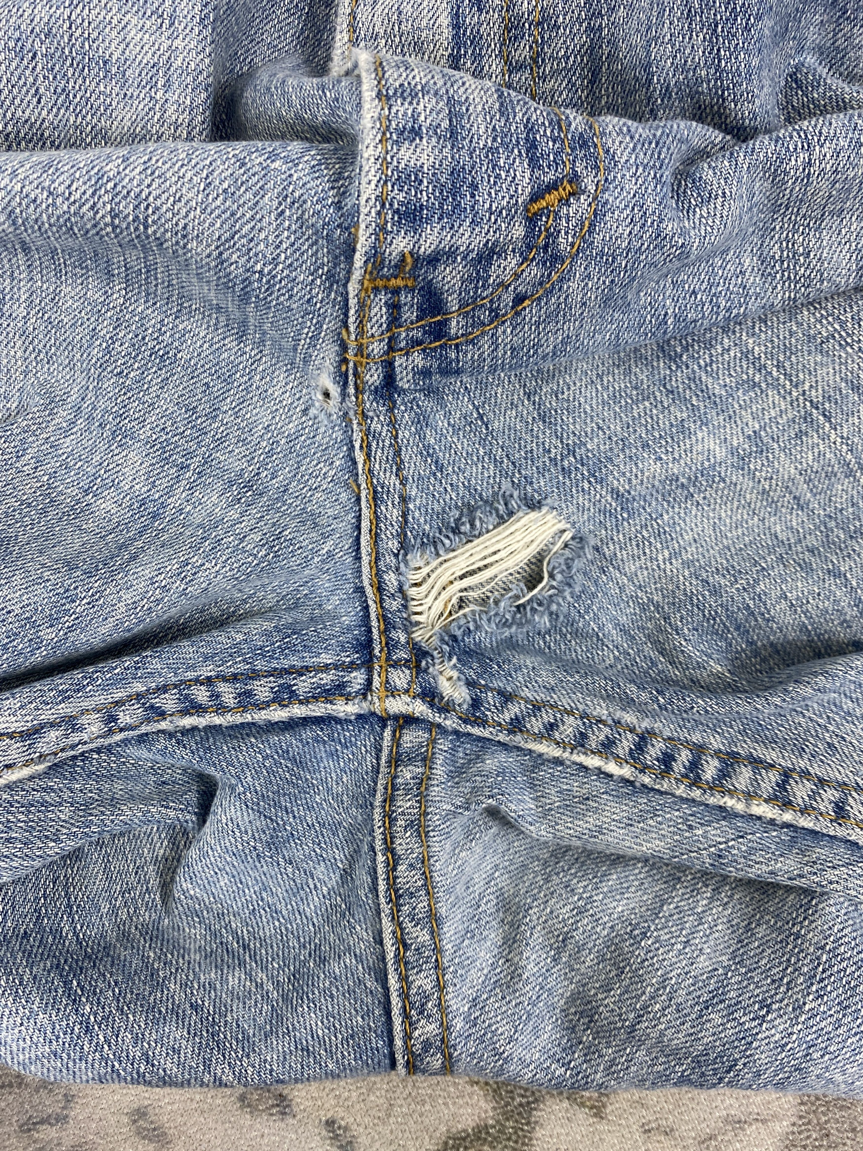 Levi's Vintage Levi's 569 Pale Blue Denim 38 x 28.5 -JN553 Size US 38 / EU 54 - 14 Thumbnail