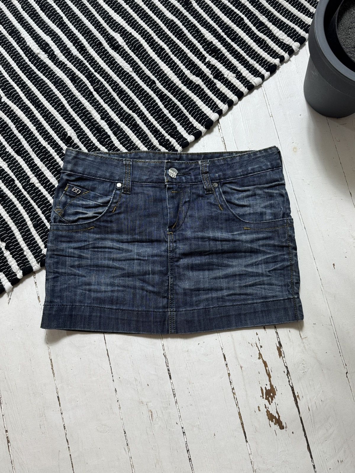 Miss Sixty VINTAGE MISS SIXTY 2000s MINI DENIM SKIRT Size 28" / US 6 / IT 42 - 3 Thumbnail