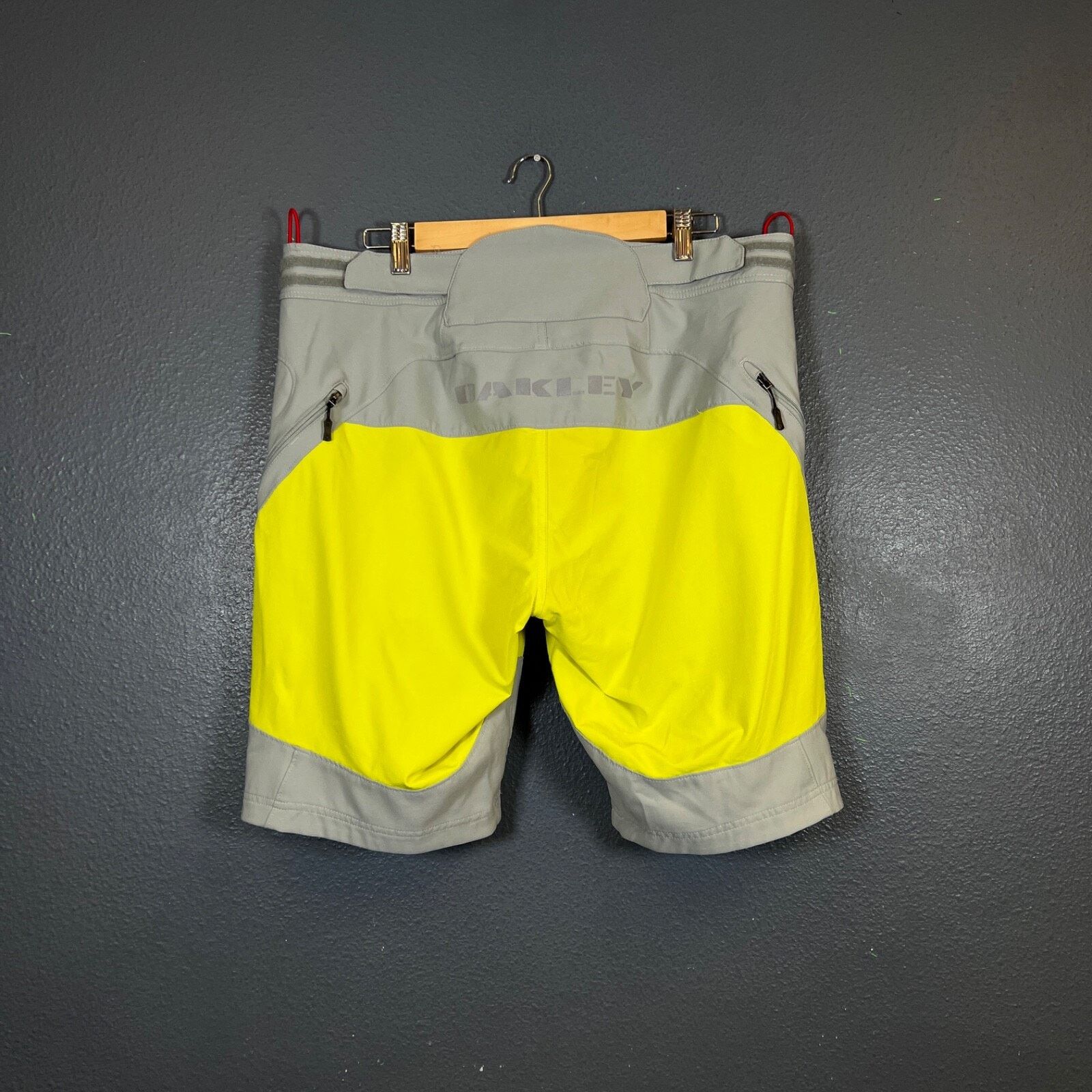 Oakley Oakley 38 men’s Ventilated MTB Shorts gray/lemon outdoor Size US 38 / EU 54 - 4 Thumbnail