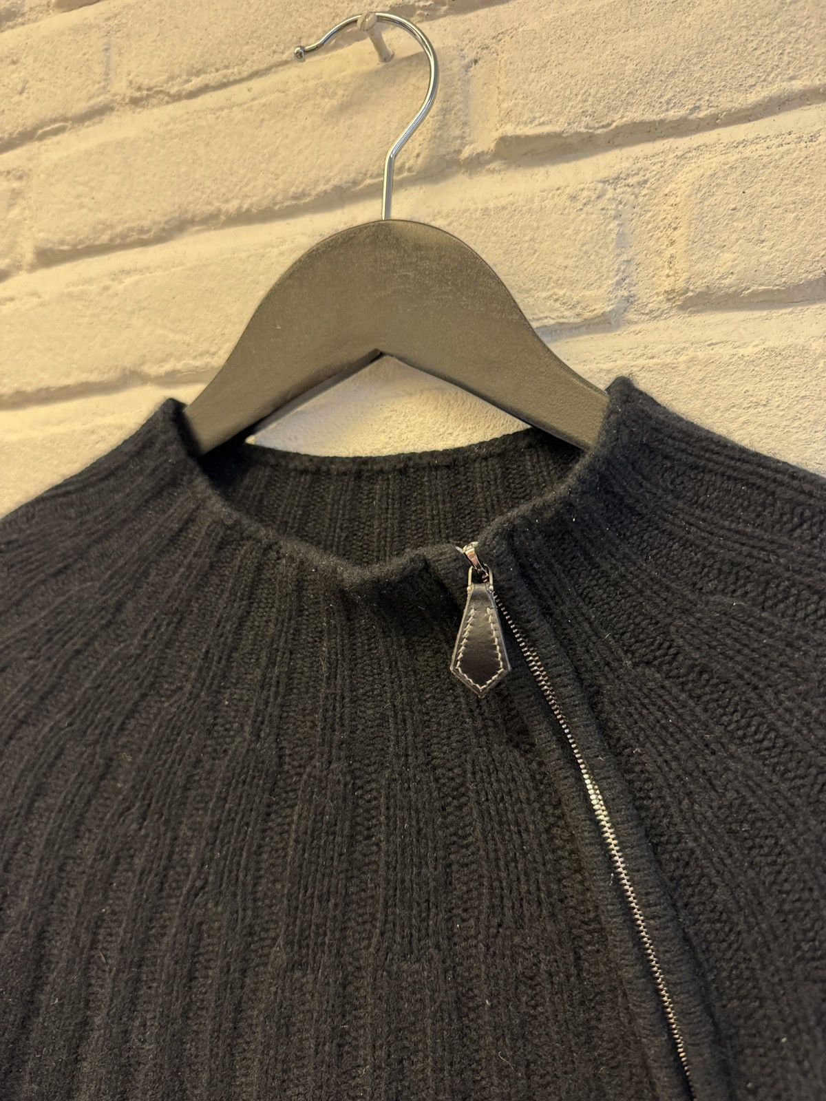 Hermes Hermes 100% cashmere knit with leather pull tab Size US L / EU 52-54 / 3 - 2 Thumbnail