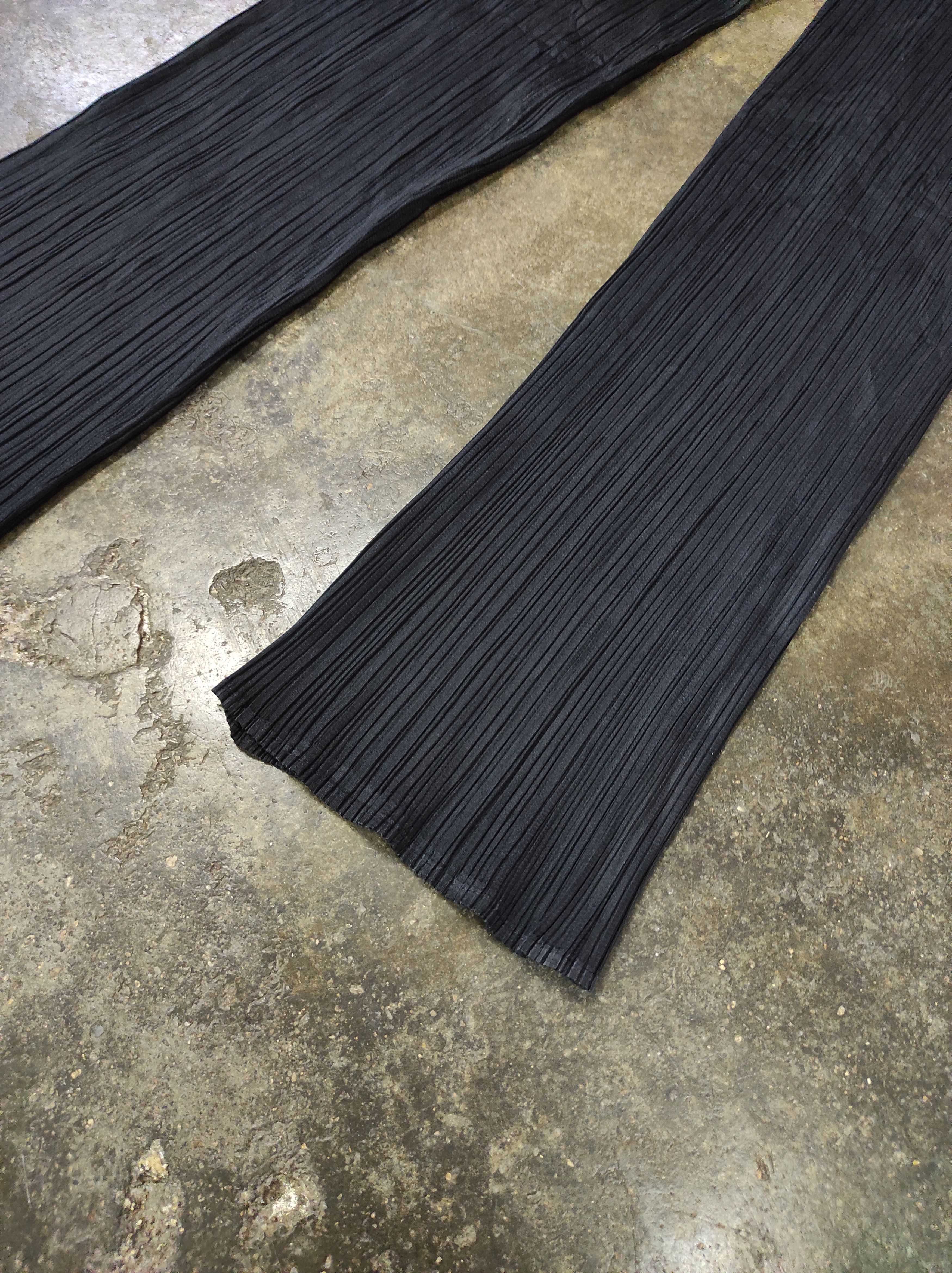 Pleats Please Issey Miyake PLEATS PLEASE ISSEY MIYAKE WOMEN THICKER BLACK PANTS Size 30" / US 8 / IT 44 - 2 Thumbnail