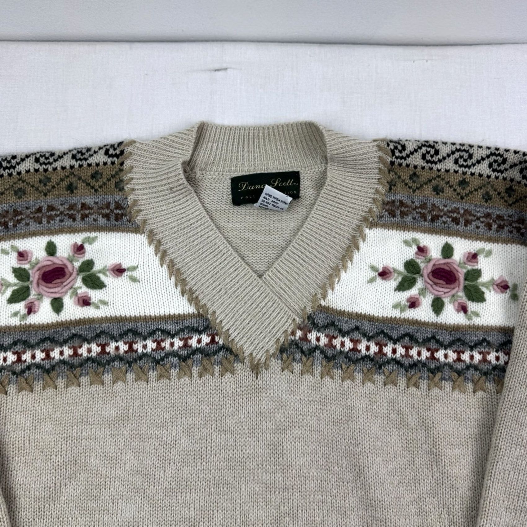Vintage VINTAGE Dana Scott Sweater Womens Medium Fall Geometric Knit Pockets Flowers 90s Y2K Beige Pullover L/S V-Neck Size M / US 6-8 / IT 42-44 - 4 Thumbnail