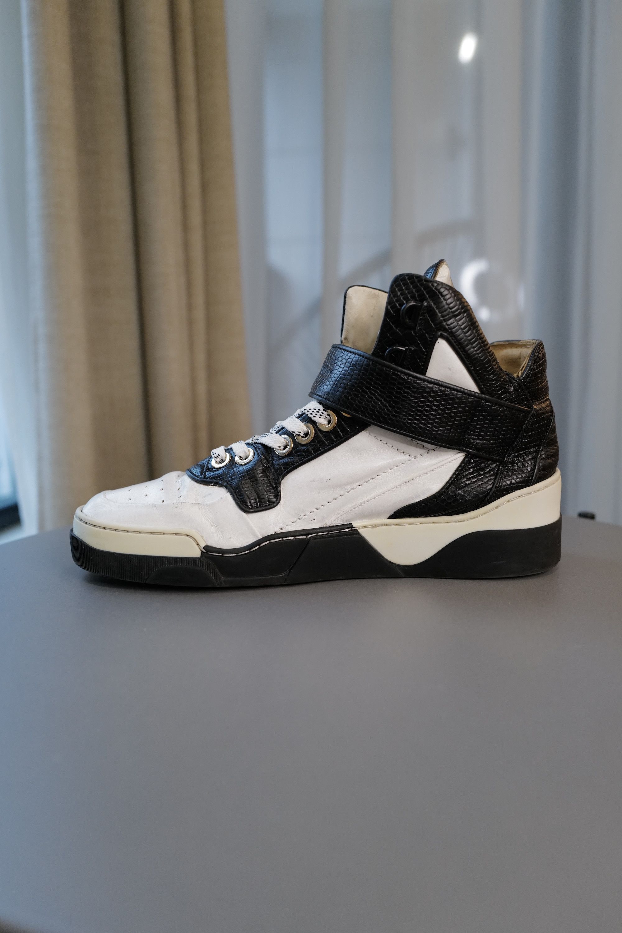 Givenchy Givenchy Hi Top Leather Sneakers Size US 8 / EU 41 - 13 Thumbnail