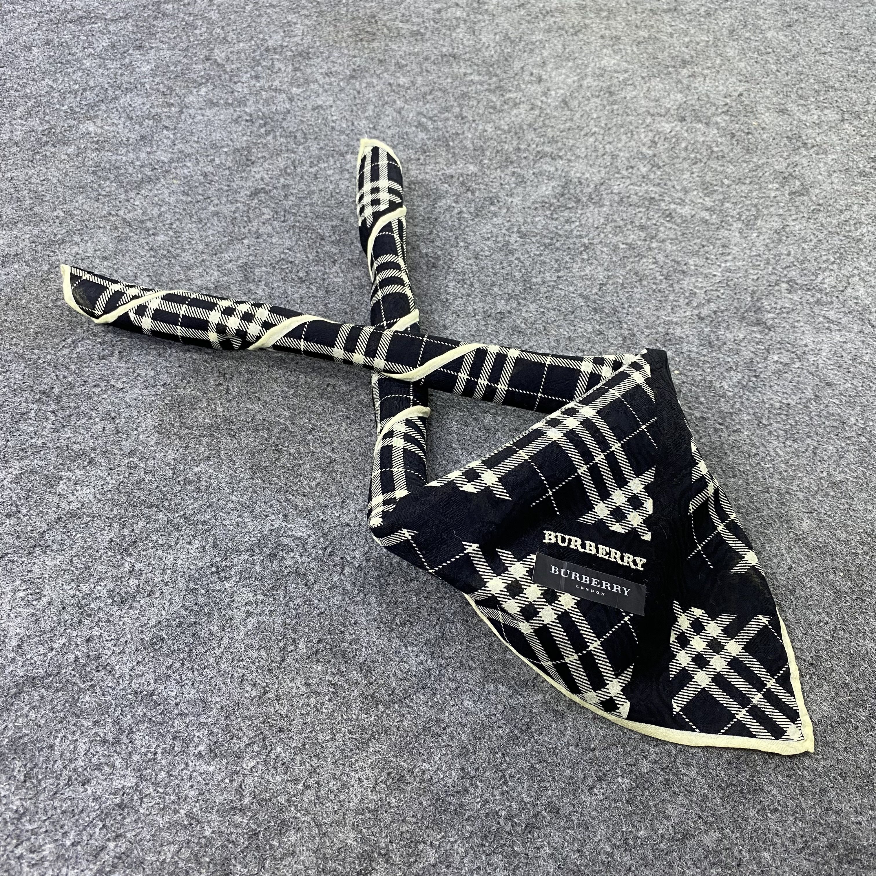 Burberry Burberry Handkerchief Neckerchief Bandana-B1722 Size ONE SIZE - 1 Thumbnail