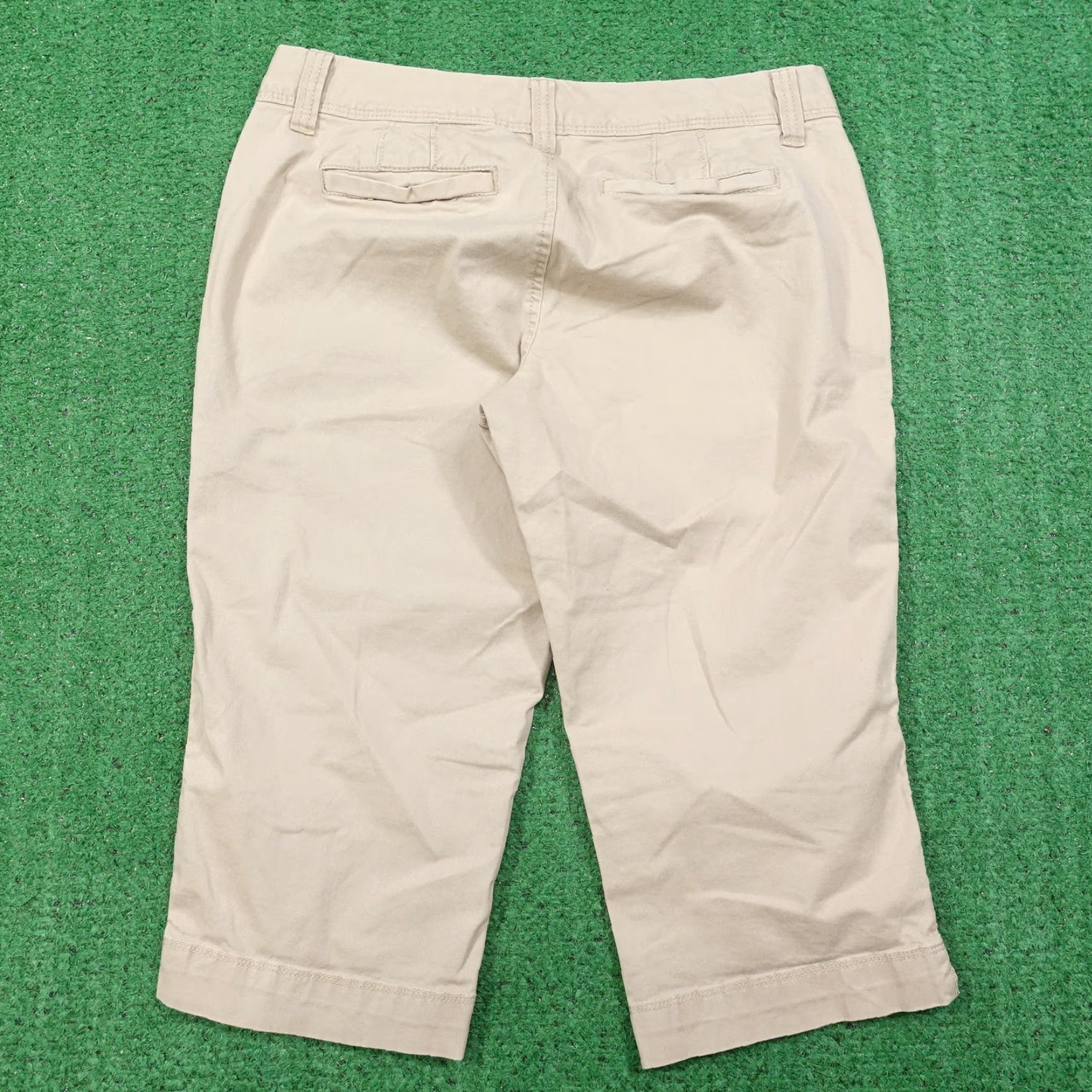 Old Navy Vintage Old Navy Women's Khaki Beig Short Shorts Size 4 Regular Flat Front Casual{" "} Size 27" / US 4 / IT 40 - 4 Thumbnail