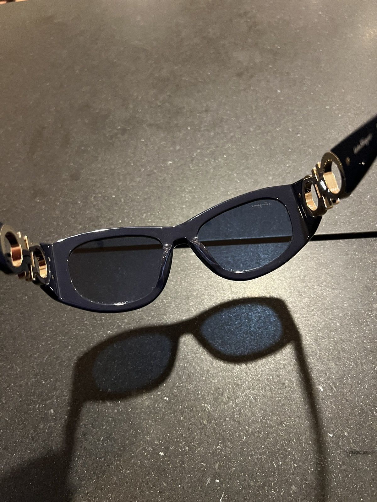 Salvatore Ferragamo Ferragamo Gancini Oval Sunglasses Navy Size ONE SIZE - 4 Thumbnail