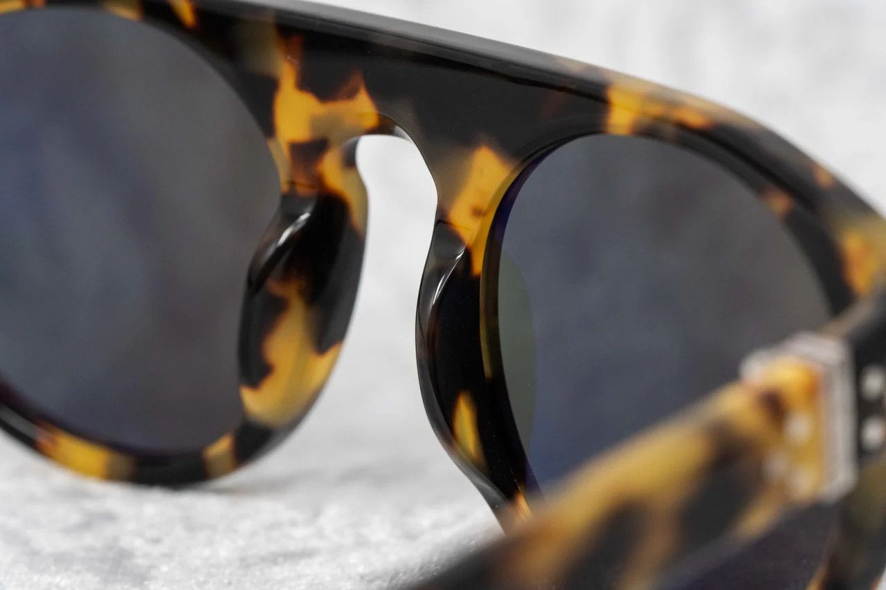 Ann Demeulemeester Ann Demeulemeester Sunglasses Flat Tortoise Shell and Grey Size ONE SIZE - 10 Thumbnail