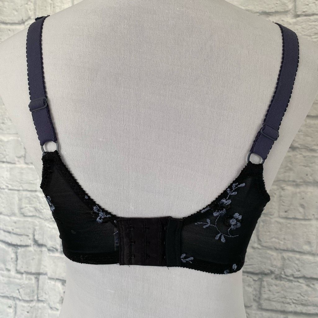 Other Olga women 38D satin front underwire bra w/3 hook closure Size ONE SIZE - 8 Thumbnail