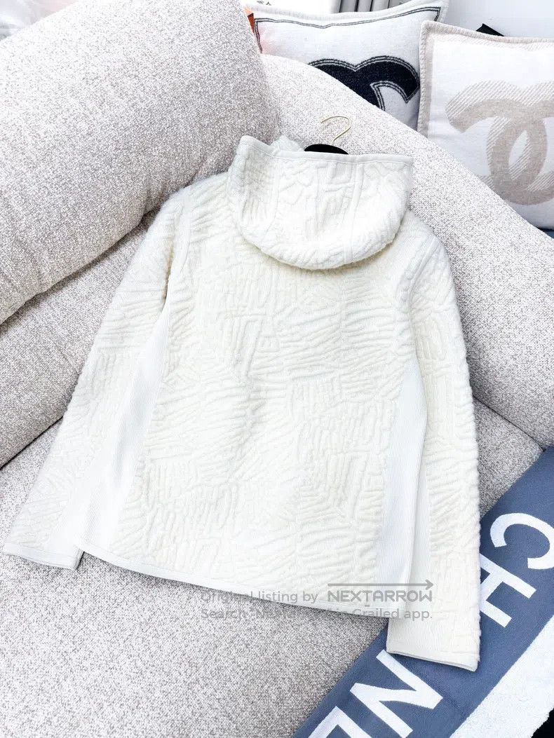 Chanel Chanel 21N Coco neige beige full-print logo long-sleeved j Size XXS / US 00 / IT 34 - 2 Thumbnail