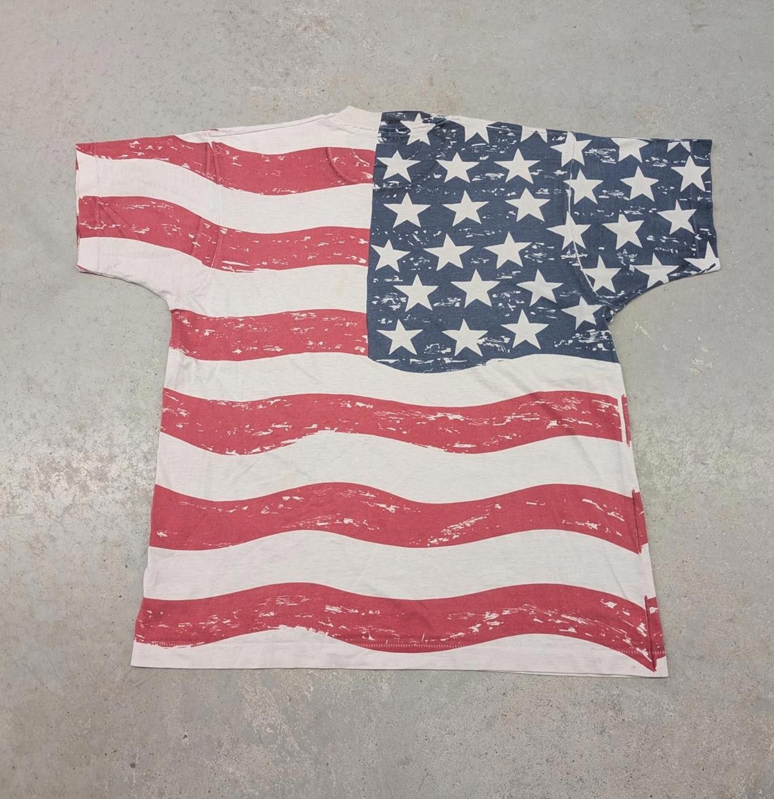 Fruit Of The Loom Vintage 90s American Flag All over print made in USA t-shirt Size US L / EU 52-54 / 3 - 2 Thumbnail