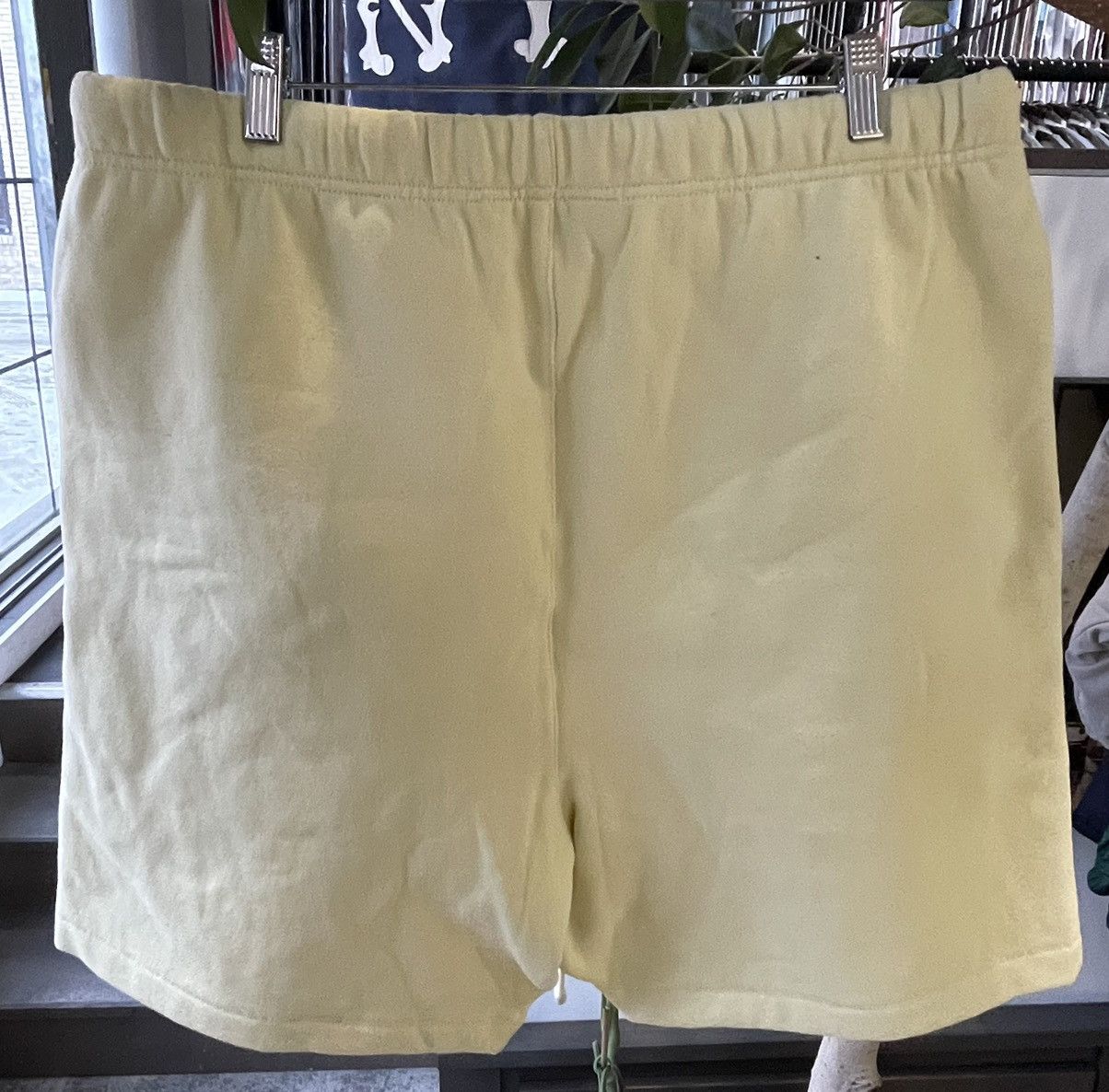 Essentials Fear of God Essentials Sweatshorts Canary Size US 38 / EU 54 - 3 Thumbnail
