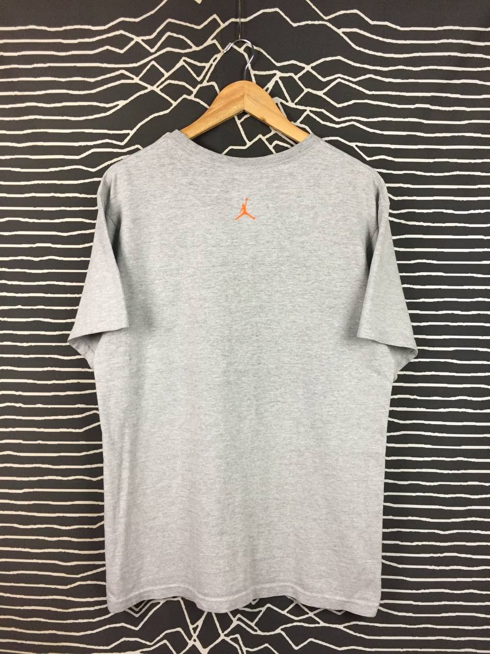 Nike Vtg Nike Air Jordan Jumpman Frozen Sneaker Graphic Tee Size US S / EU 44-46 / 1 - 5 Thumbnail