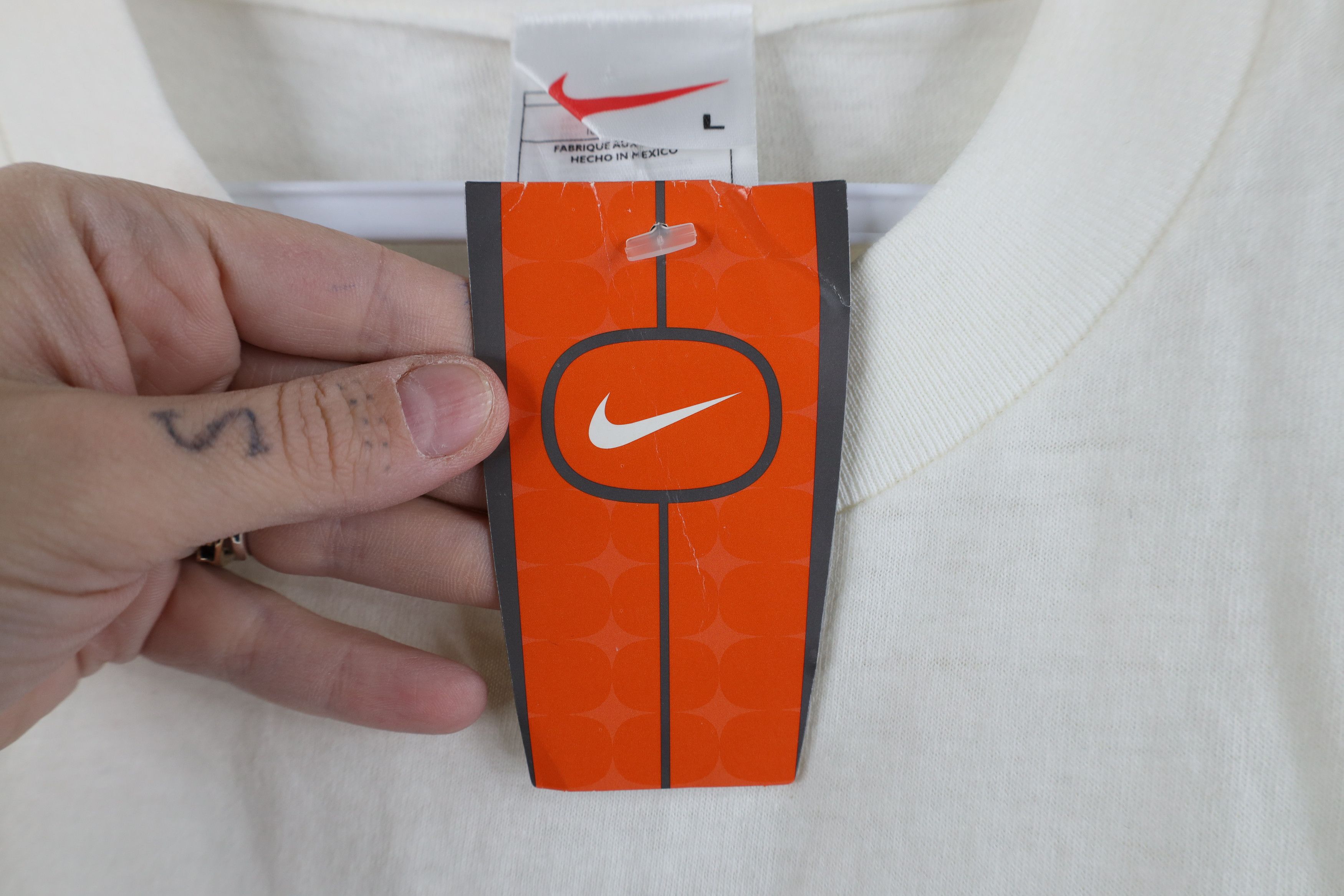 Nike Deadstock Vintage 90s Nike Scott Mini Swoosh T-Shirt White Size US L / EU 52-54 / 3 - 6 Thumbnail