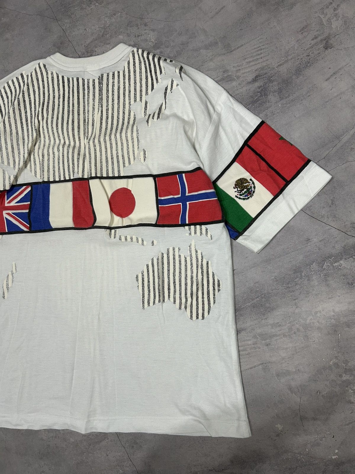 Disney Vintage 1982 Walt Disney World Epcot Center Flag T-shirt Size US XL / EU 56 / 4 - 9 Thumbnail