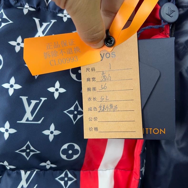Louis Vuitton Louis Vuitton Full logo printed down jacket Size XS / US 0-2 / IT 36-38 - 5 Thumbnail