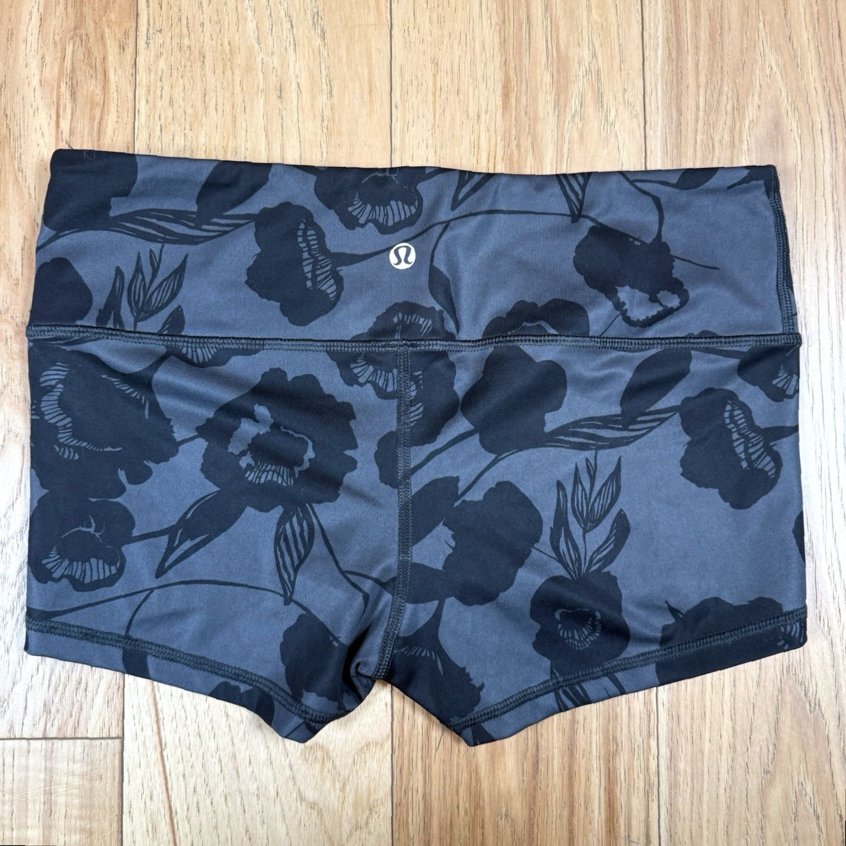 Lululemon Lululemon Boogie Shorts Womens 6 Black Floral Printed Flat Inky Deep Coal Black Activewear Womens Size 6 Floral Pattern Shorts Womens Mens? Size 28" / US 6 / IT 42 - 2 Thumbnail