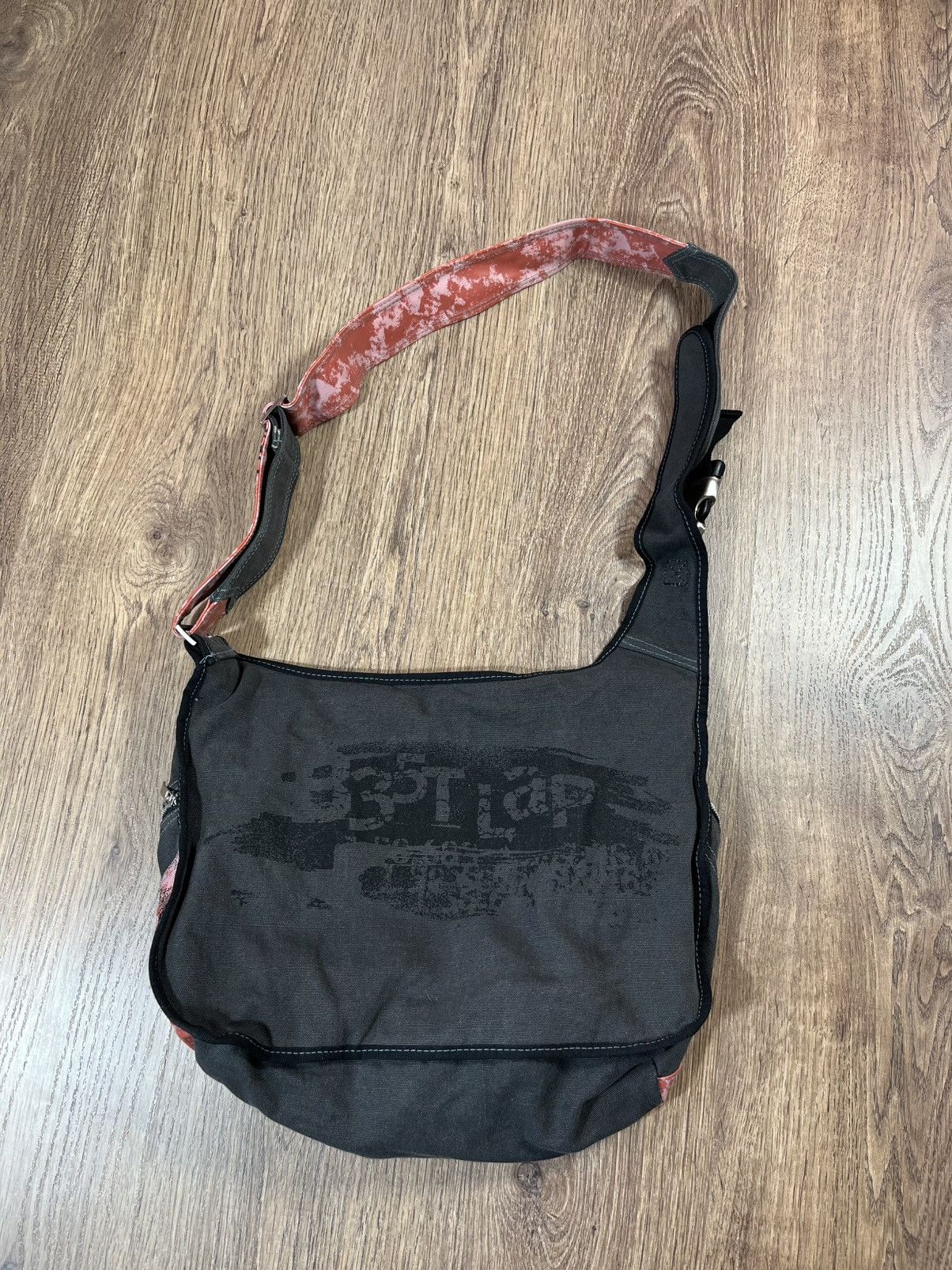 Marlboro × Vintage Vintage Marlboro Y2K Zip Sling Bag Crossbody Archive Size ONE SIZE - 12 Thumbnail