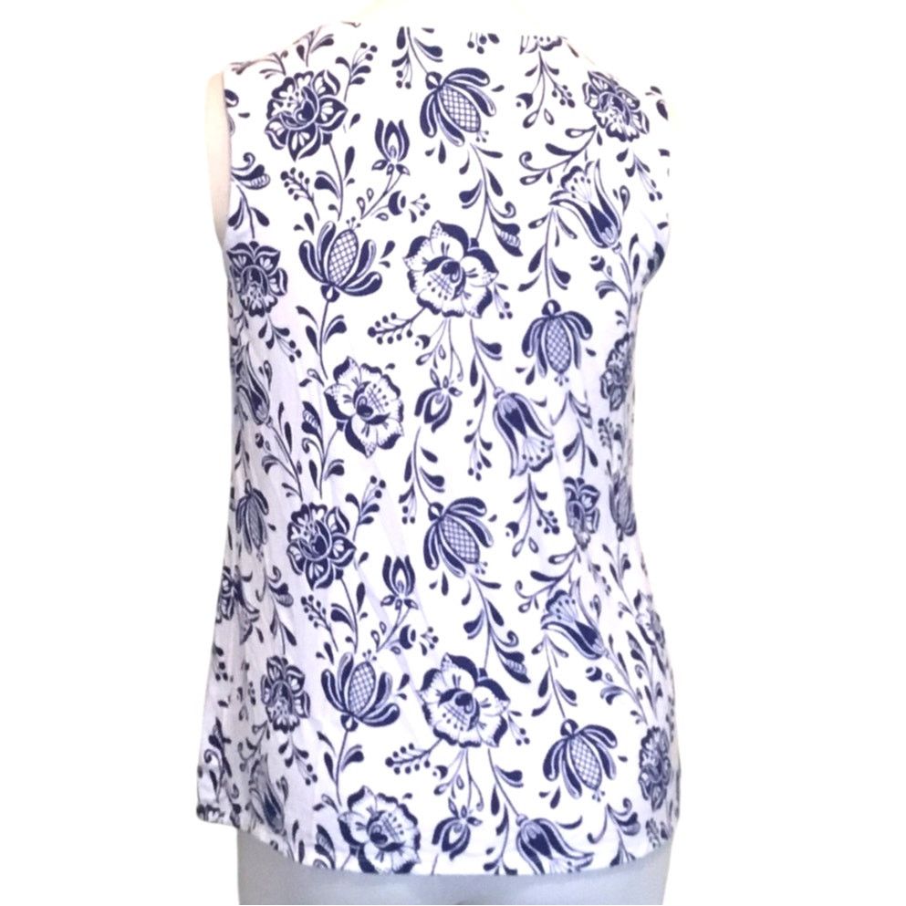 Croft & Barrow Croft & Barrow Sleeveless Top Flare White Blue Floral XS NWT Size XS / US 0-2 / IT 36-38 - 3 Thumbnail