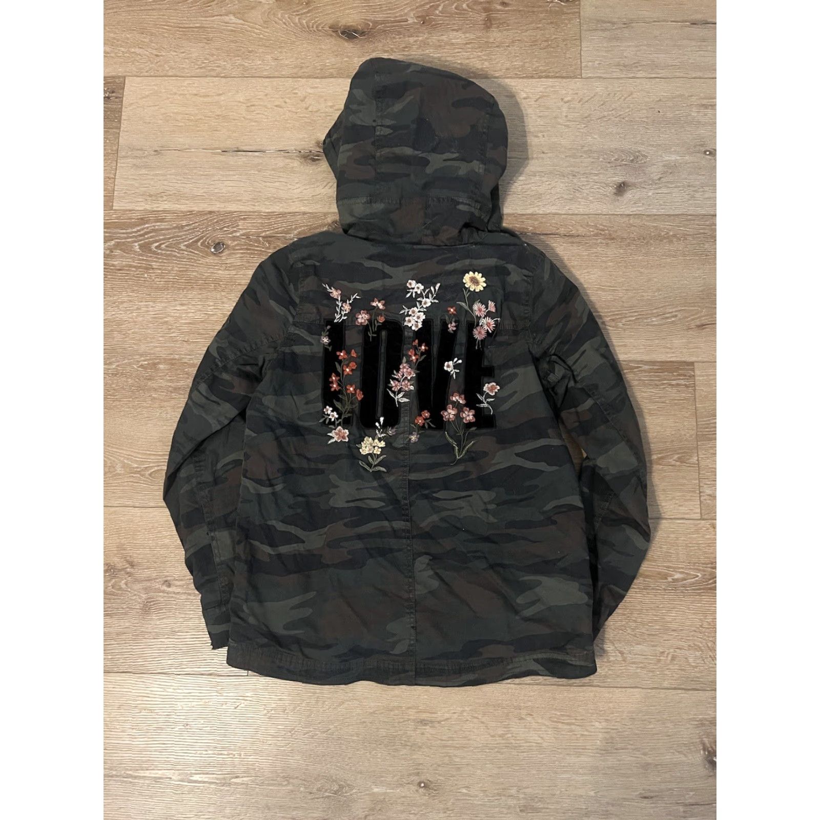 American Eagle Outfitters American Eagle Embroidered Floral Love Camo Utility Jacket Sz S Hooded Pockets Size S / US 4 / IT 40 - 2 Thumbnail