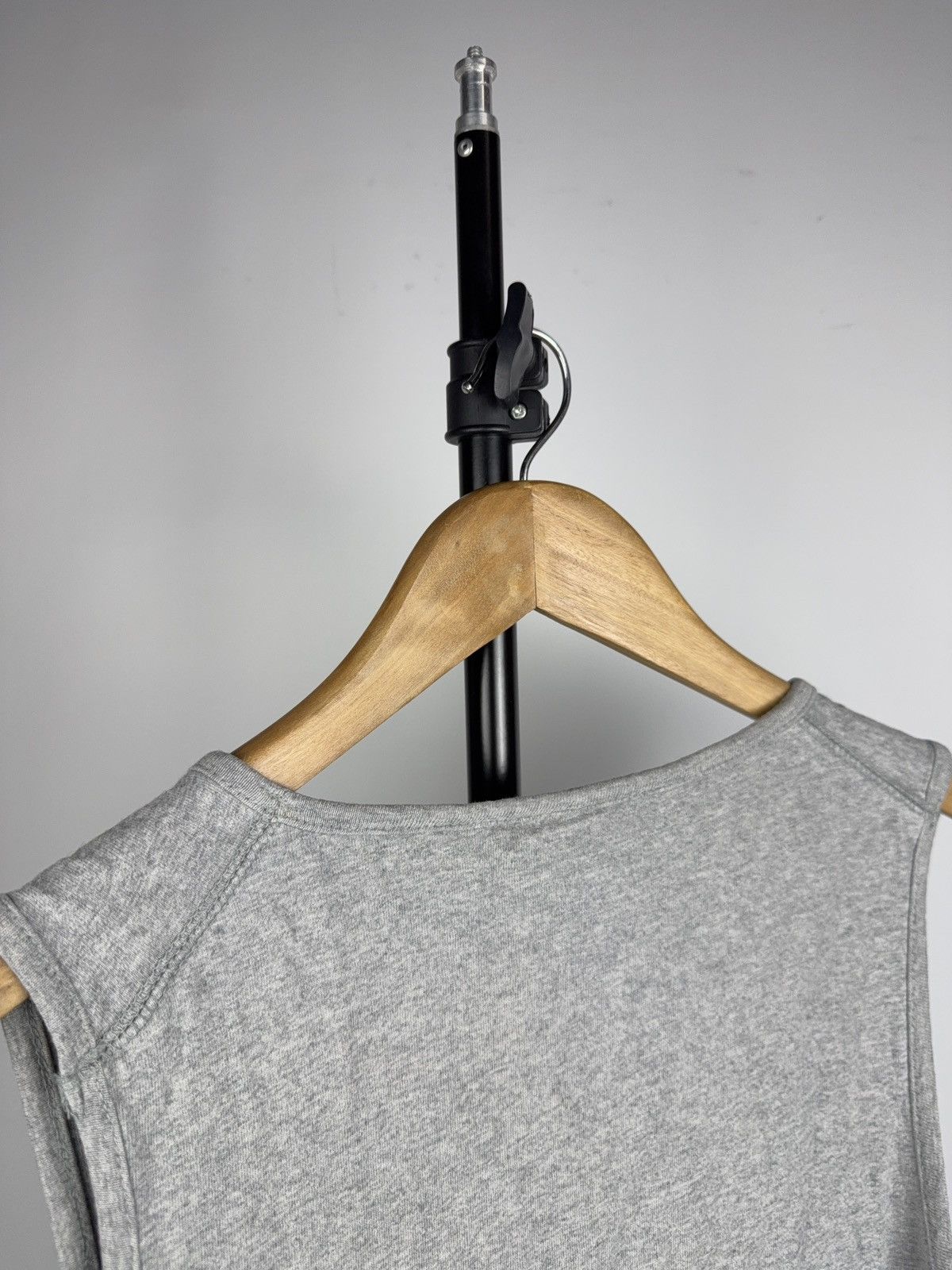 Nike 00s Vintage Nike Minimalist Sleeveless Tank Top Grey Swoosh Size US L / EU 52-54 / 3 - 11 Thumbnail