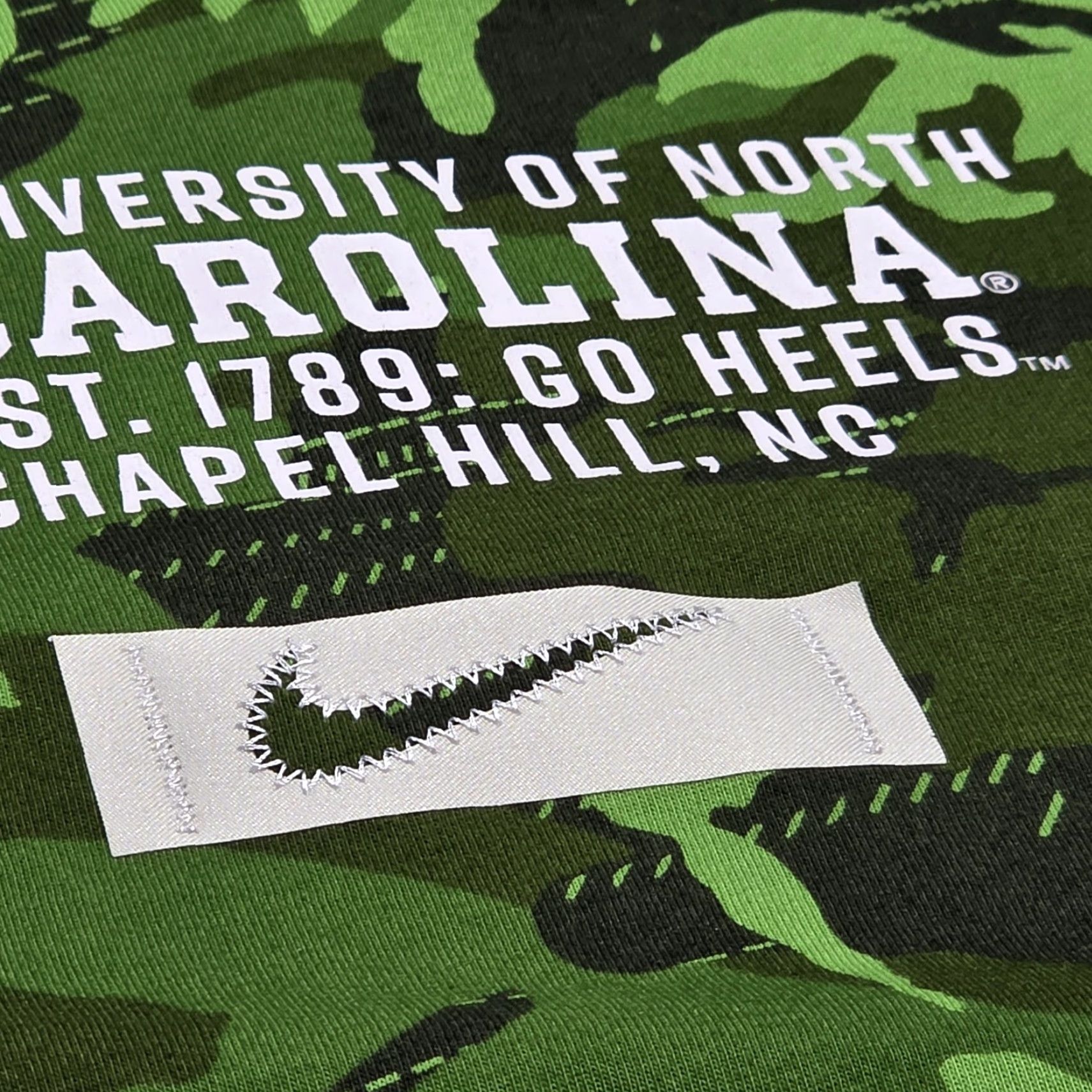 Nike VINTAGE Nike North Carolina UNC Camo Mens L Long Sleeve Tee Crew Neck Shirt Green NWT Size US L / EU 52-54 / 3 - 7 Thumbnail