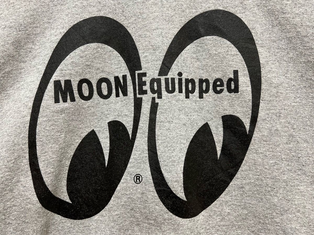 Japanese Brand Vintage 90s MOONEYES Big Logo Crewneck Sweatshirt Size L Size US L / EU 52-54 / 3 - 11 Thumbnail