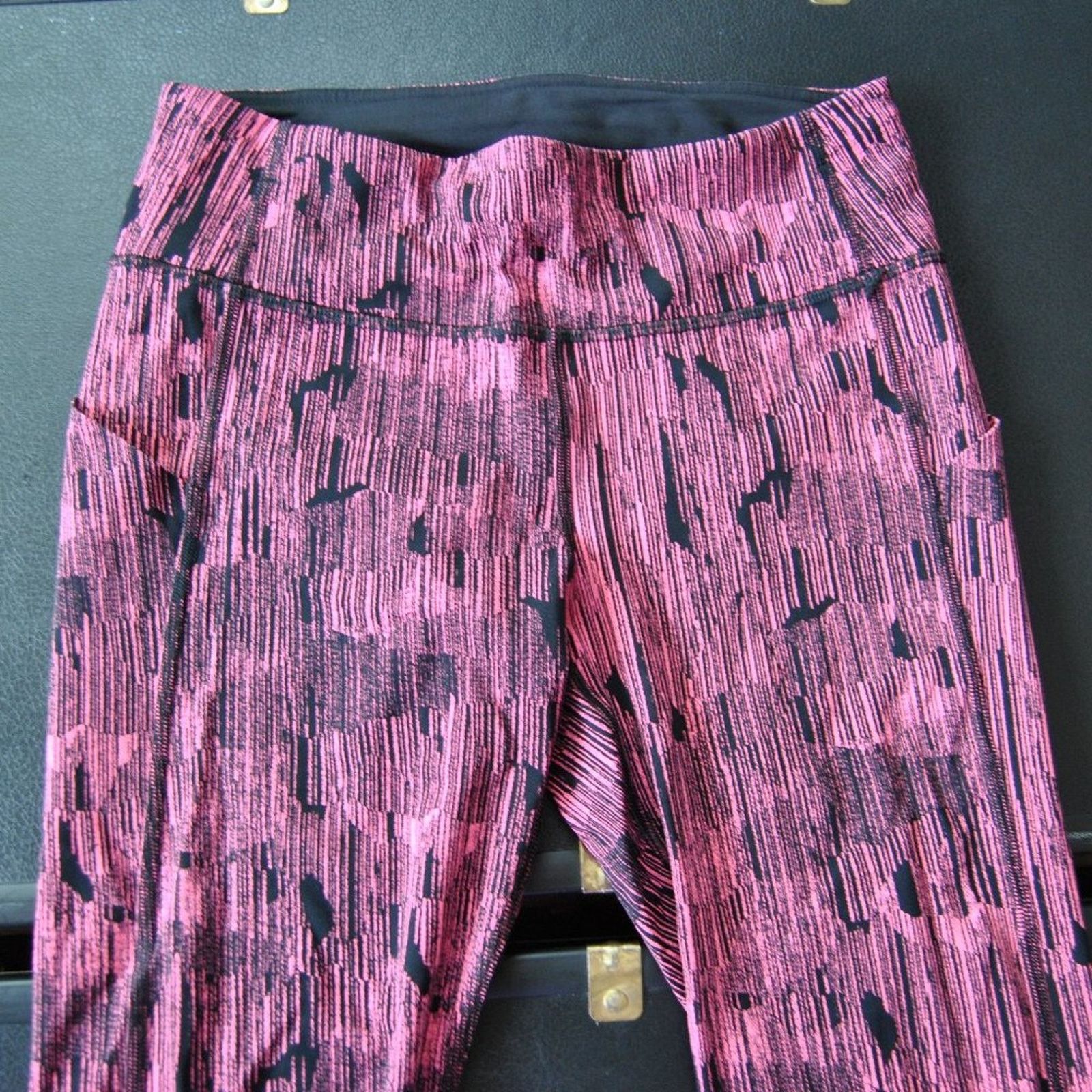 Lululemon Lululemon Leggings with Pockets Pink and Black Size 6 Size 26" / US 2 / IT 38 - 3 Thumbnail