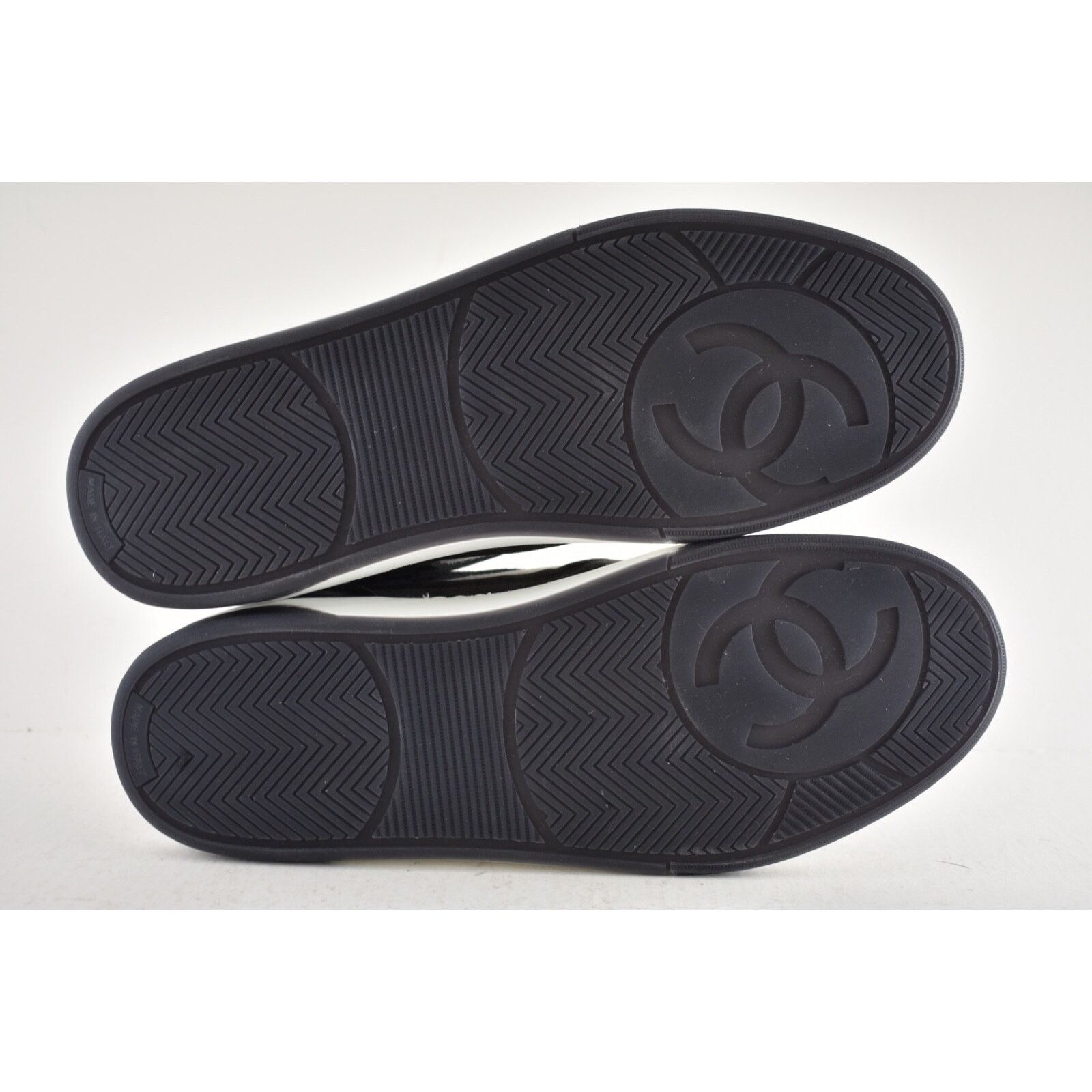 Chanel Chanel Suede White CC Logo Lace Up Runner Sneaker 41.5 Size US 11.5 / IT 41.5 - 13 Thumbnail