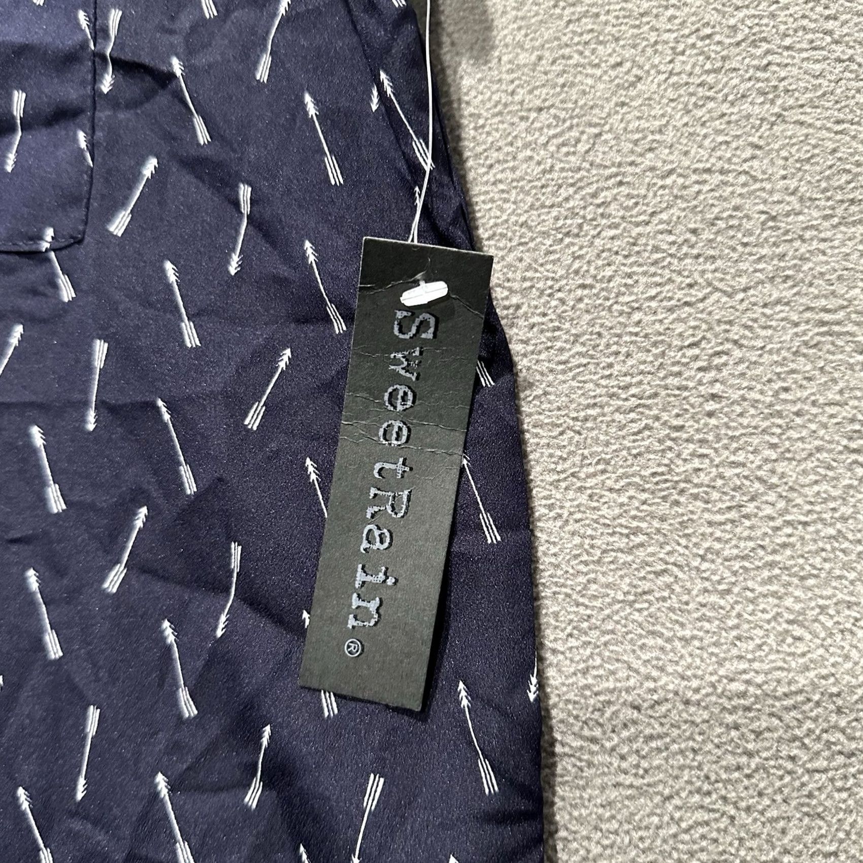 Arrow NWT Sweet Rain Blouse Top Womens M Navy Blue Arrow Print Cap Sleeve Keyhole Back Shirt Adult Medium Blue Geometric Pattern 90s Theme Womens Size L / US 10 / IT 46 - 5 Thumbnail