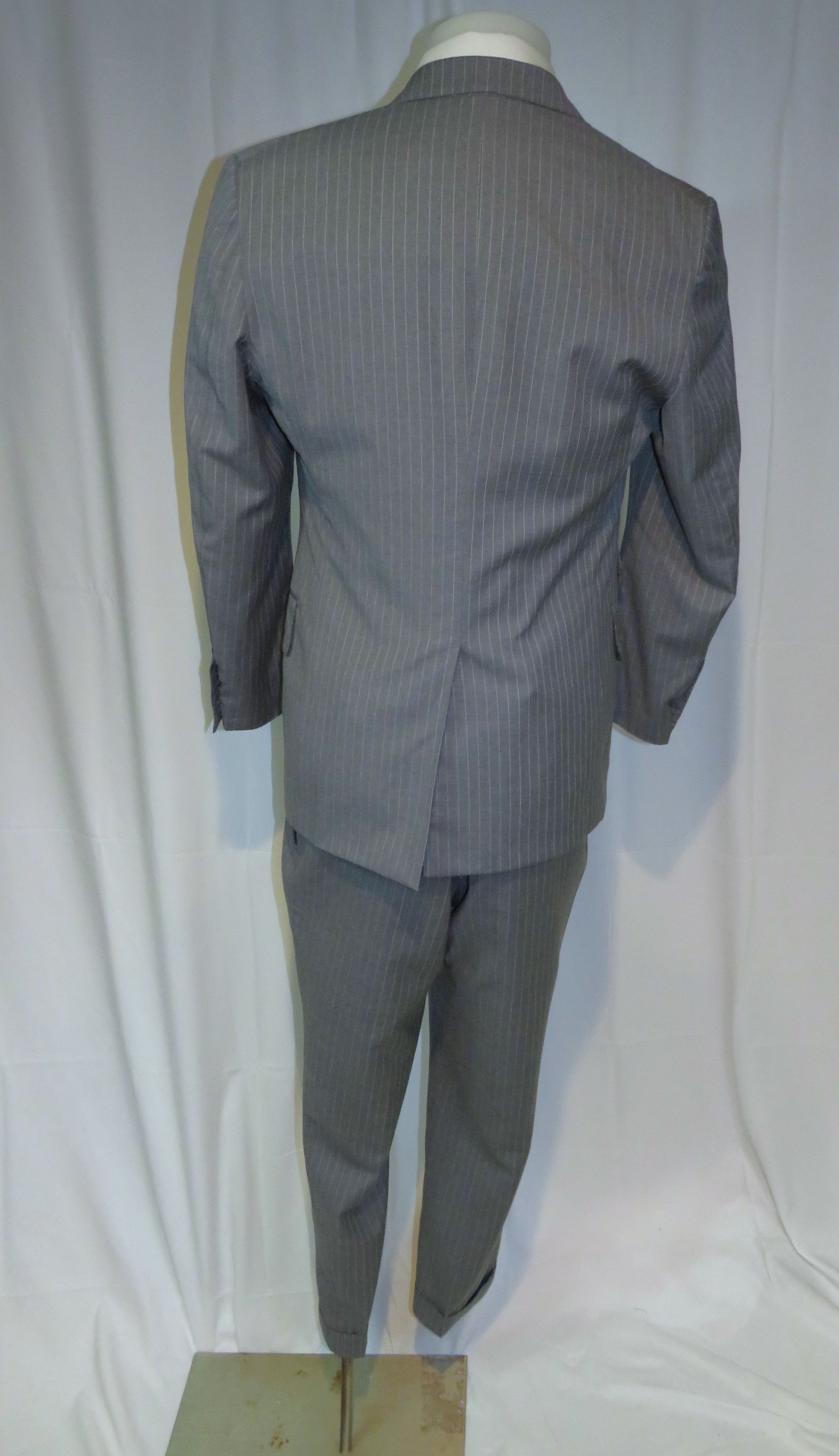 Tom Ford Shelton Gray Stripe Current Two Button Suit 40R Size 40R - 2 Thumbnail