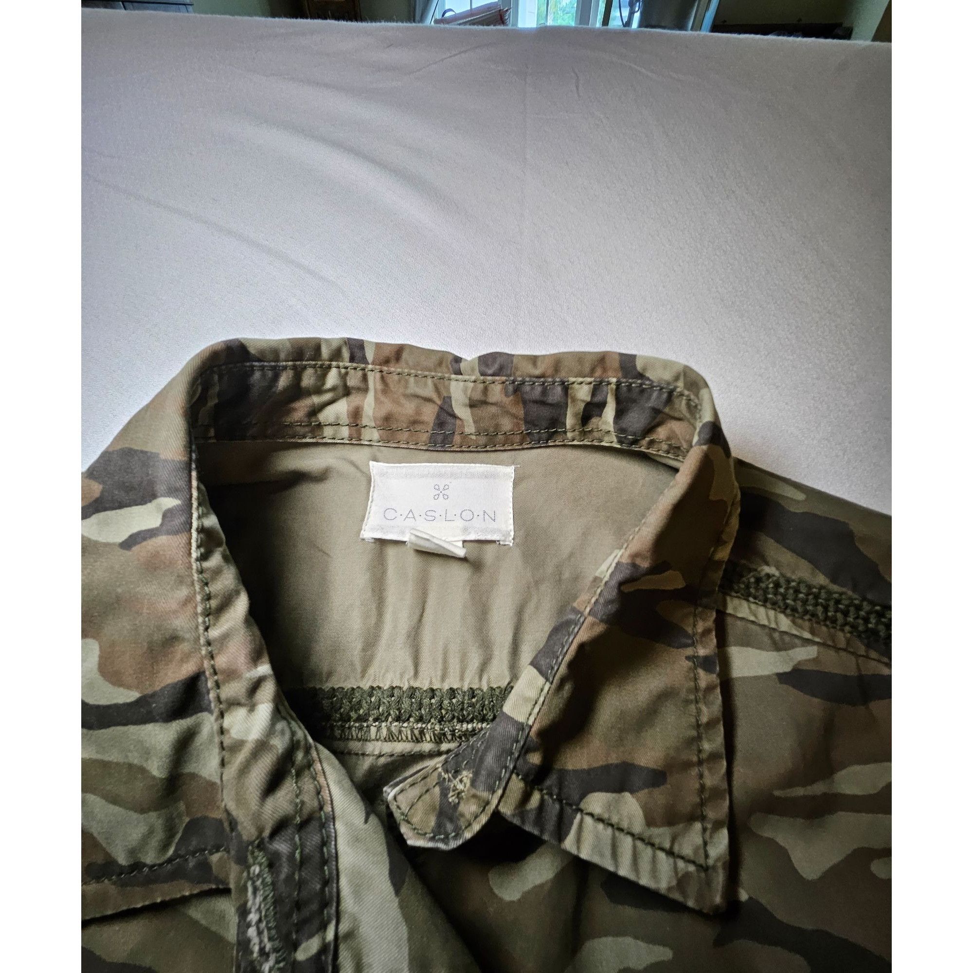 Other Caslon Military Camo Jacket Shacket Womens Medium Embroidere Size M / US 6-8 / IT 42-44 - 4 Thumbnail