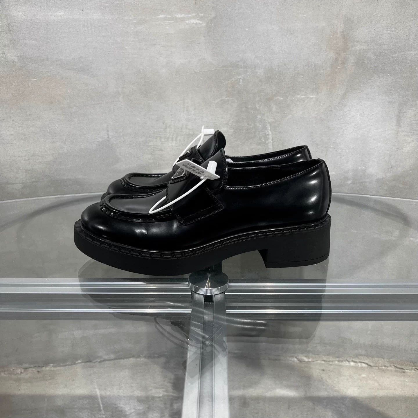 Prada Prada metal triangle logo leather loafer 38 Size US 8 / IT 38 - 3 Thumbnail