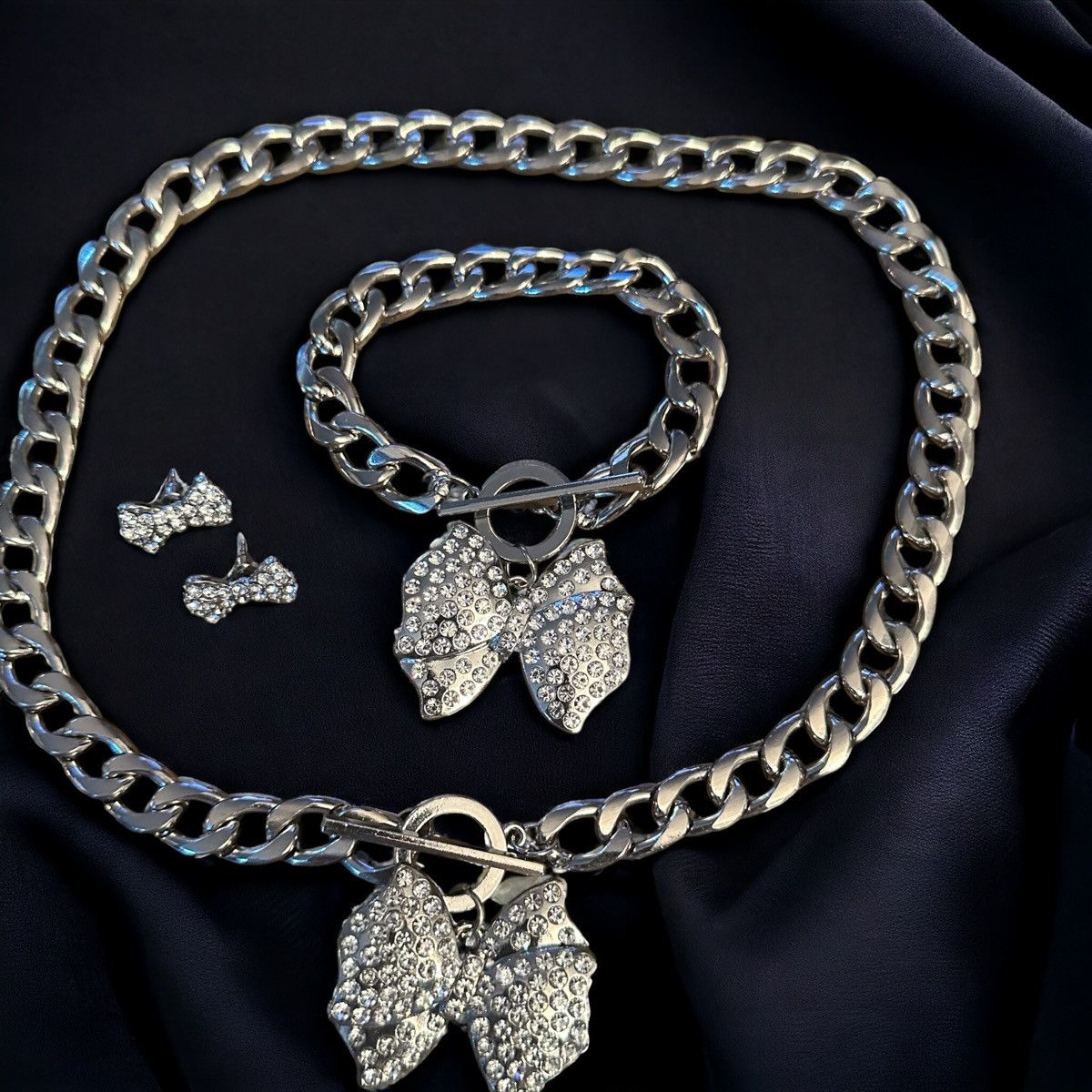 Other Chunky rhinestone bow toggle necklace, bracelet & earrings Size ONE SIZE - 5 Thumbnail