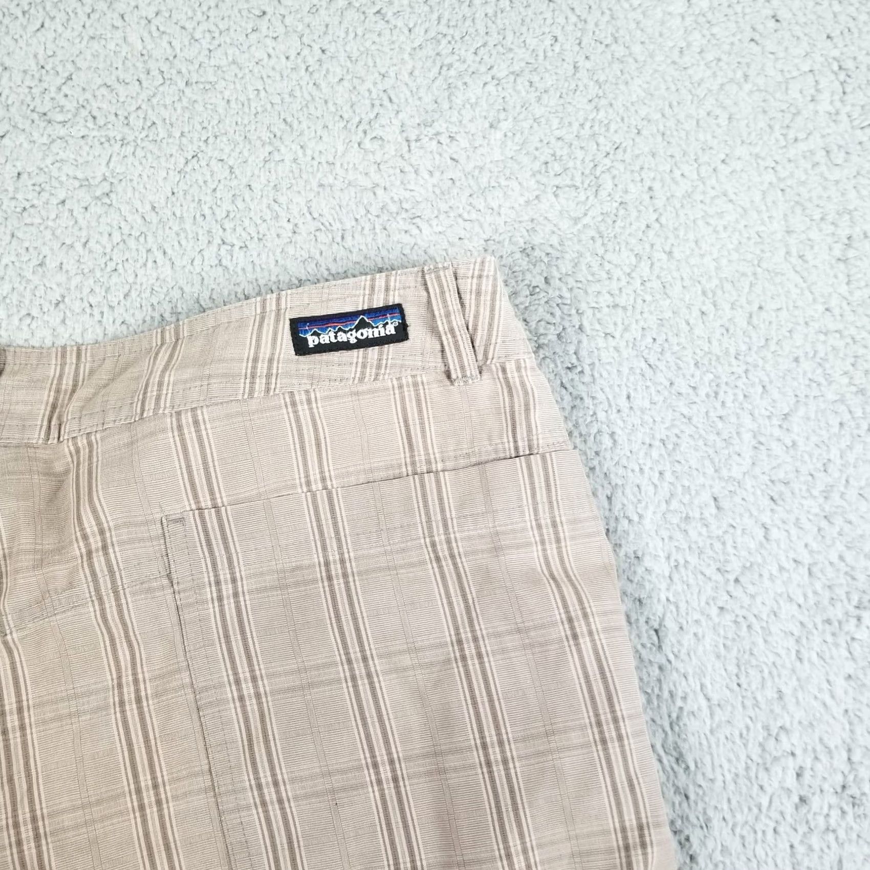 Patagonia Patagonia Cargo Shorts Men 34 Plaid Beige Organic Cotton Khaki, Casual, Regular Fit, 11in Inseam, Zip Fly, Pocket Size US 34 / EU 50 - 7 Thumbnail
