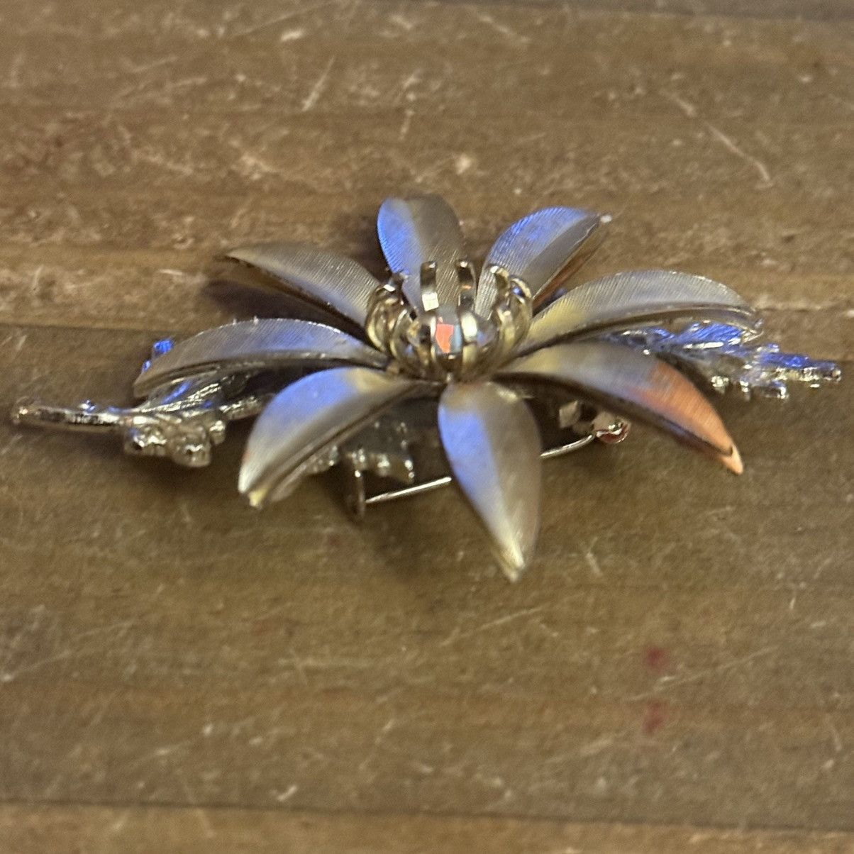 Vintage Vintage gold aurora borealis crystal center flower brooch Size ONE SIZE - 4 Thumbnail
