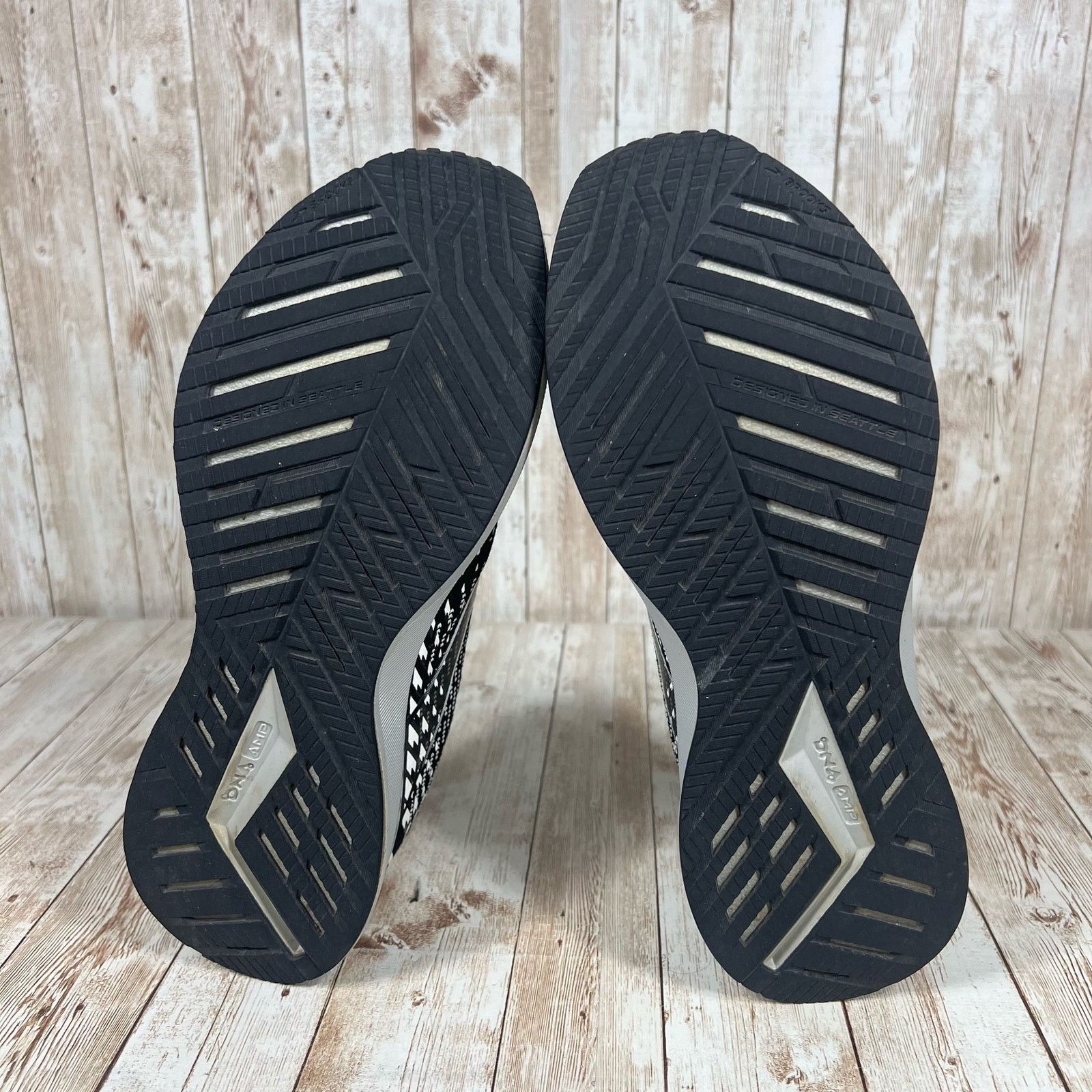 Brooks Brooks levitate 5 black white Womens 9.5 runners Size US 9.5 / IT 39.5 - 6 Thumbnail