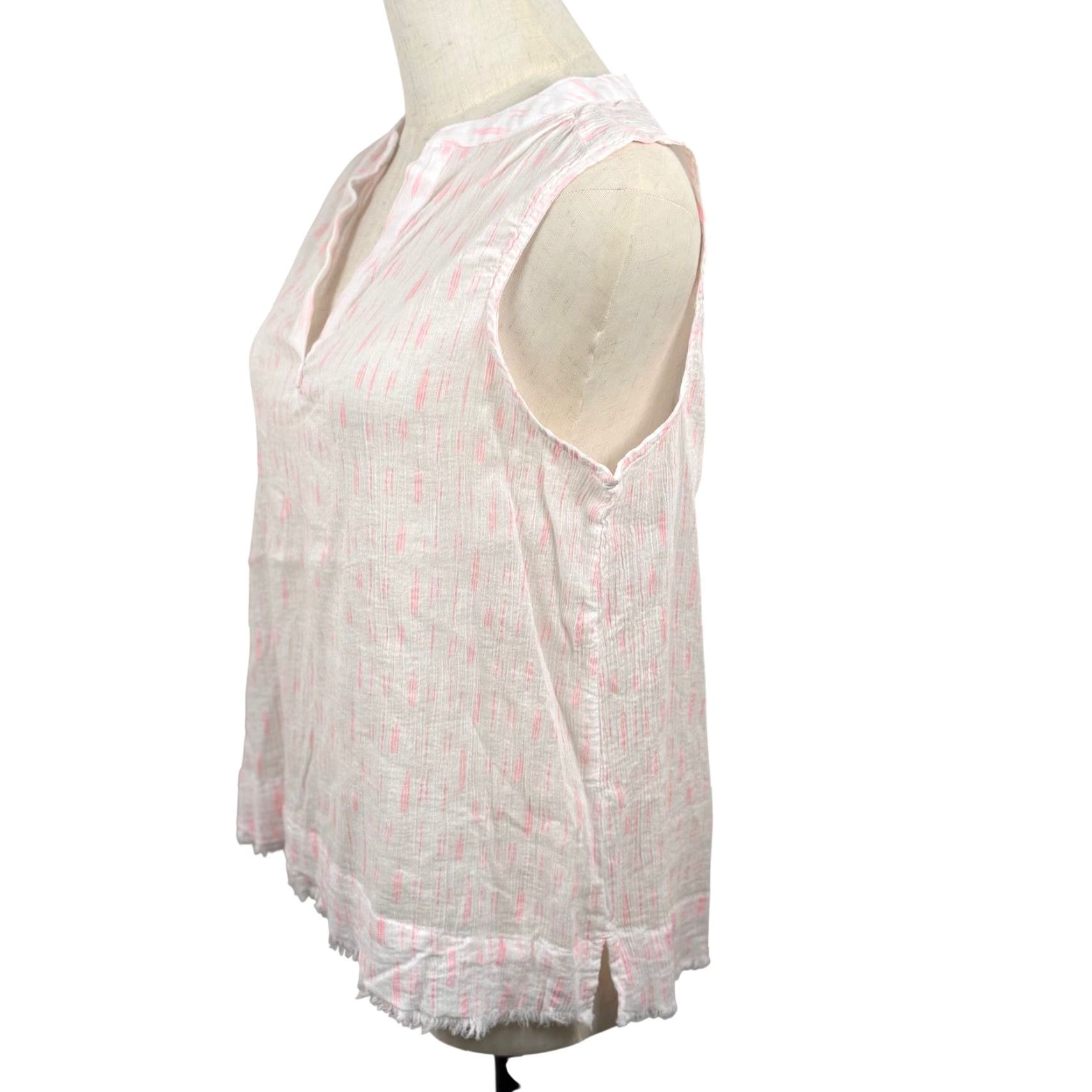 Vintage Carve Designs Dylan Sleeveless Blouse M Pink White Ikat Stripe Frayed Hem Coastal Bohemian Beach Summer Women Regular V-Neck Pullover Size M / US 6-8 / IT 42-44 - 2 Thumbnail