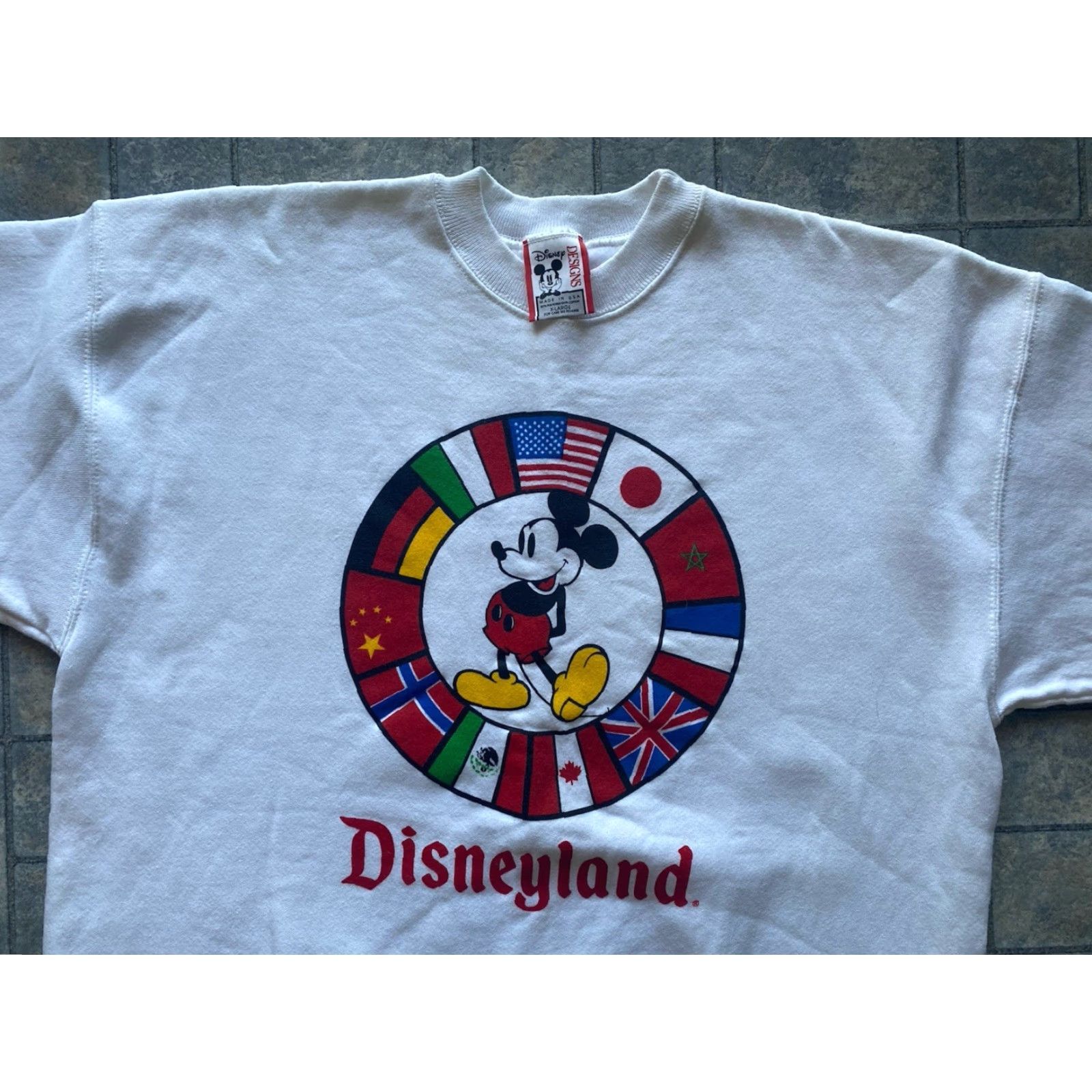 Disney VINTAGE Disney Designs Sweatshirt Men XL Made In USA Flags Mickey Mouse Mens White Pullover Sweatshirt Regular Size XL Size US XL / EU 56 / 4 - 6 Thumbnail