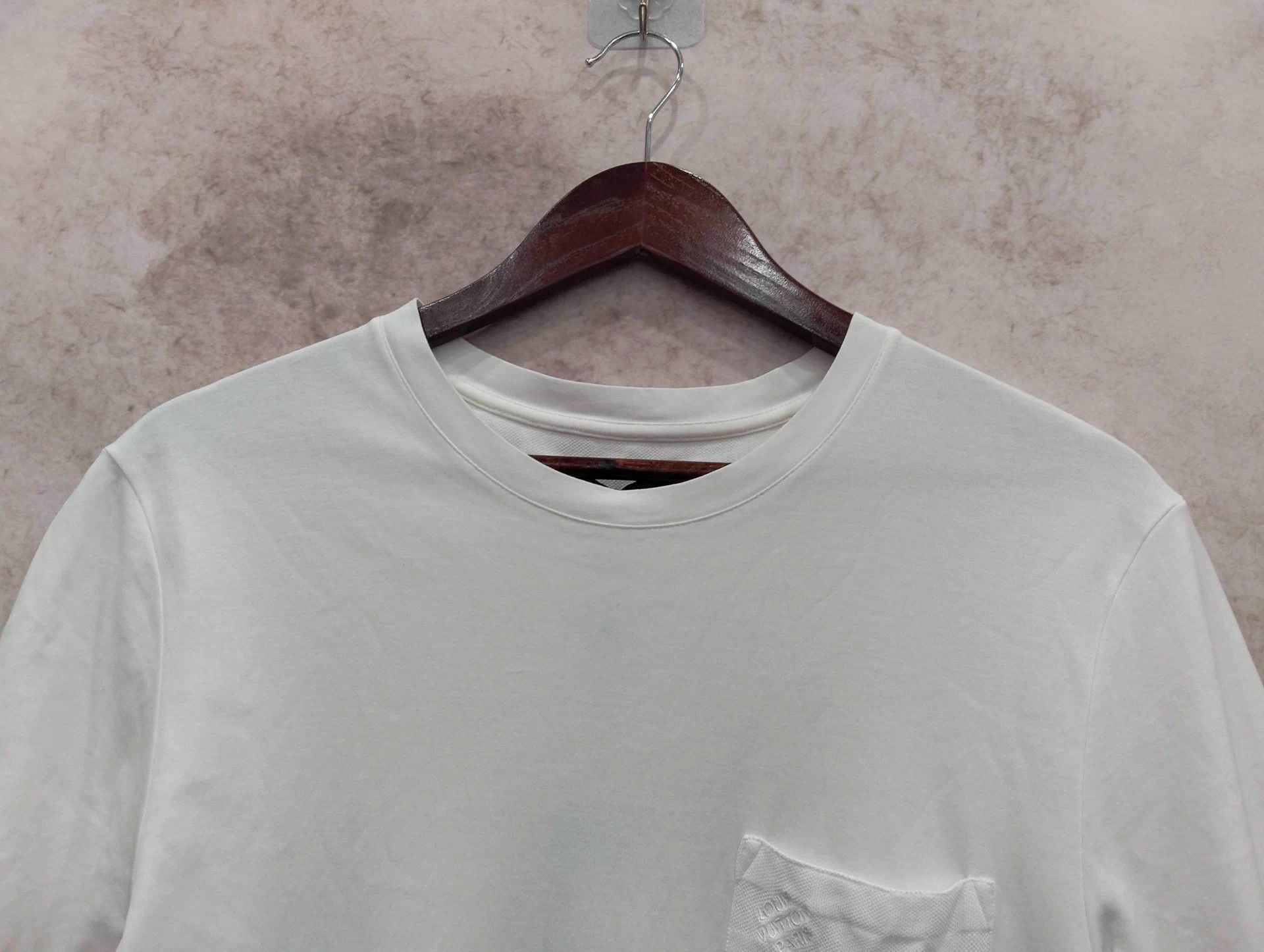 Louis Vuitton LV white pocket logo crewneck short-sleeve T-shirt M Size US M / EU 48-50 / 2 - 3 Thumbnail