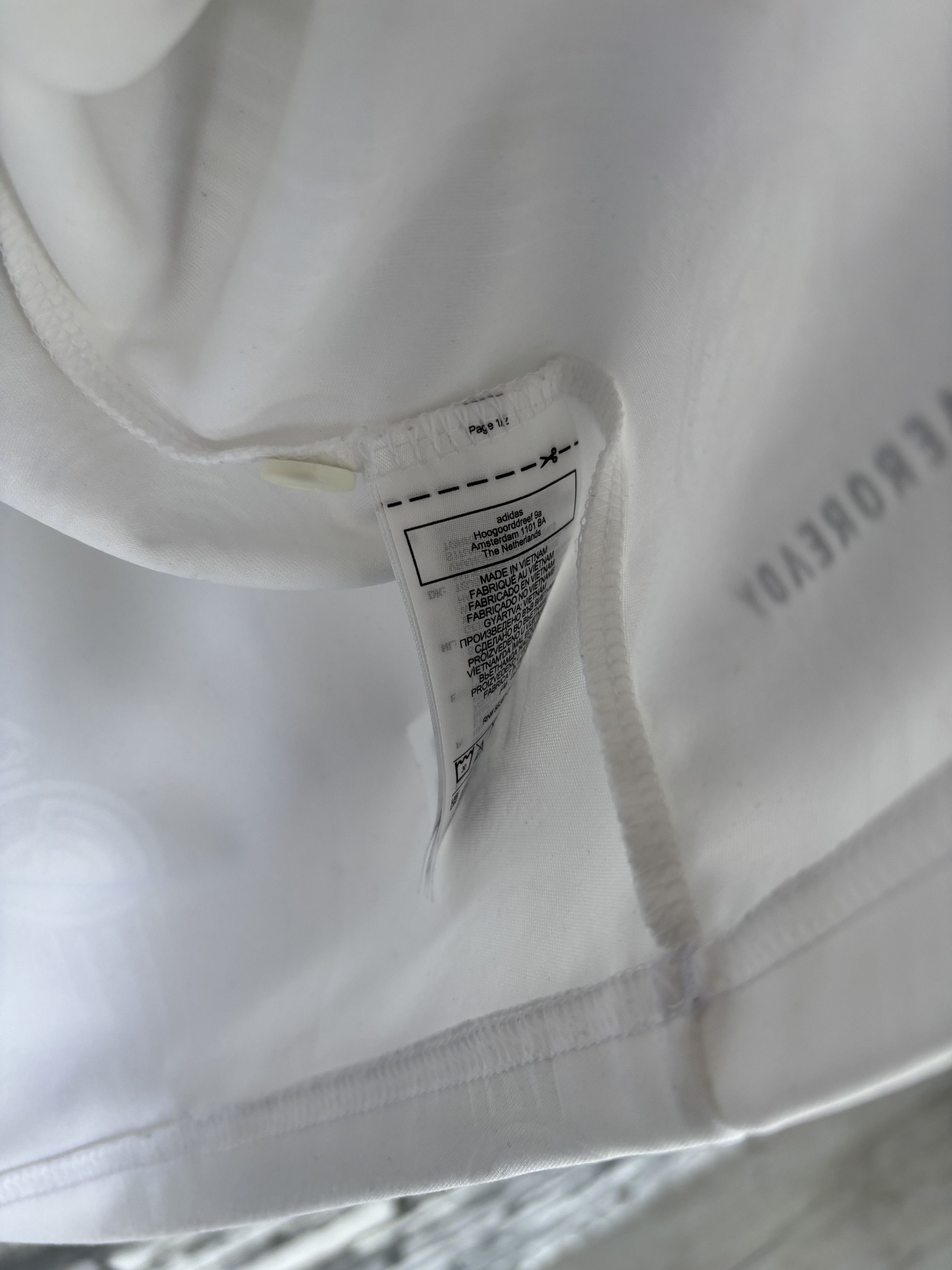 Adidas Real Madrid 2022/23 Home Kit - L Size US L / EU 52-54 / 3 - 5 Thumbnail