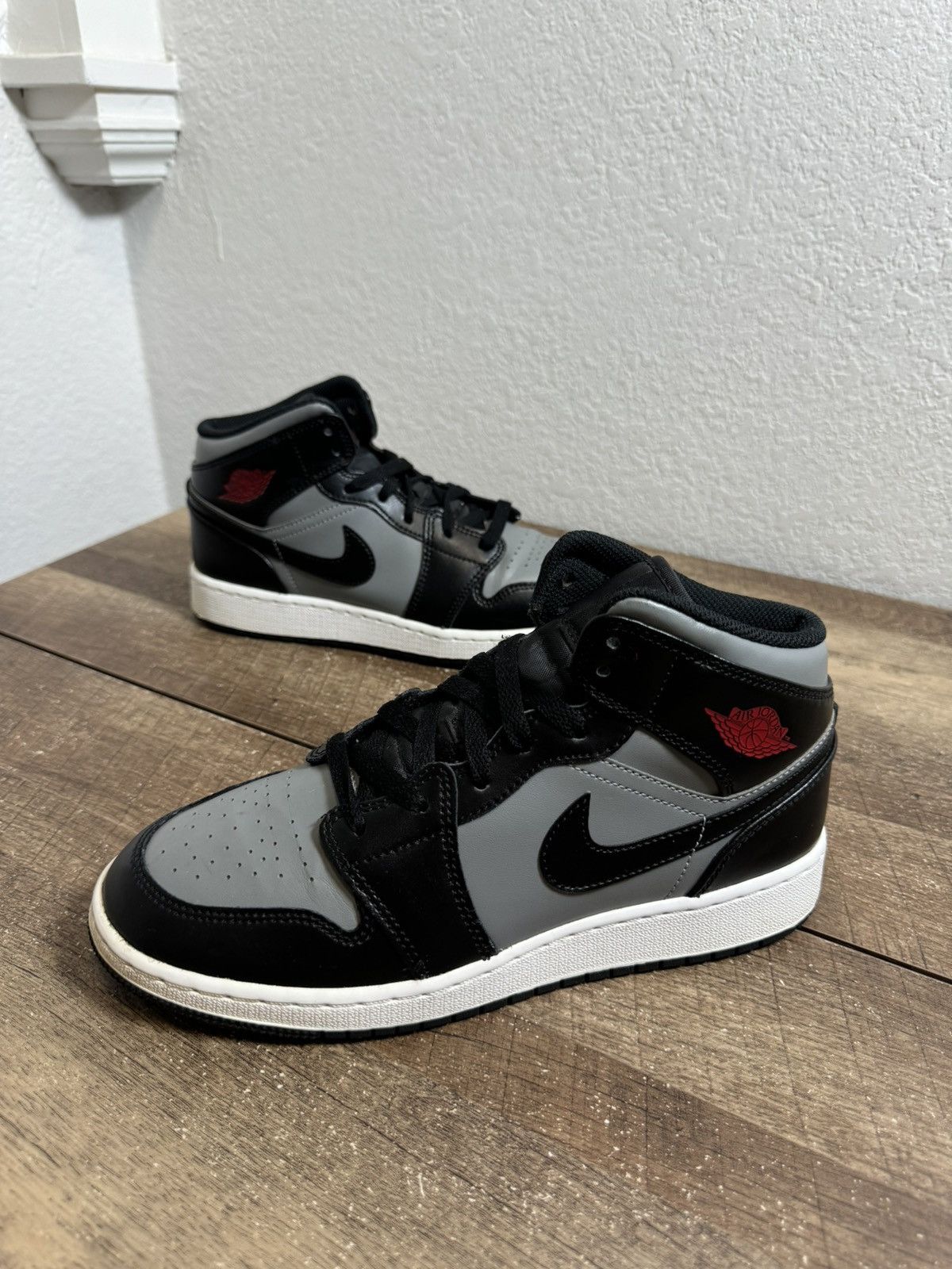 Jordan Brand Air Jordan 1 Mid GS Shadow Red Size 6.5Y black red gray Size US 6.5 / EU 39-40 - 2 Thumbnail