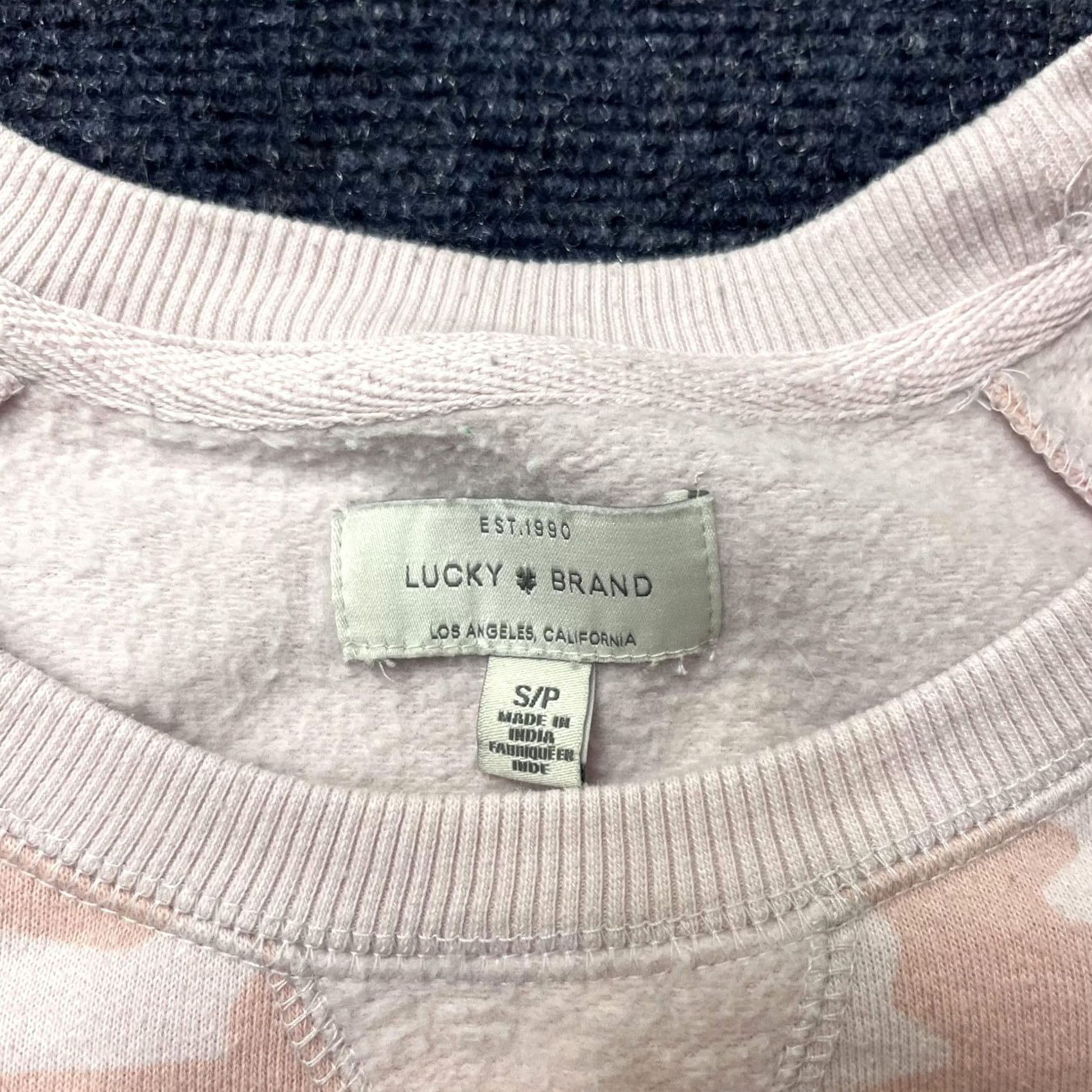 Lucky Brand VINTAGE Lucky Brand Sweatshirt Womens S Pink Camo Fleece Crewneck Raglan Pullover Size S / US 4 / IT 40 - 2 Thumbnail