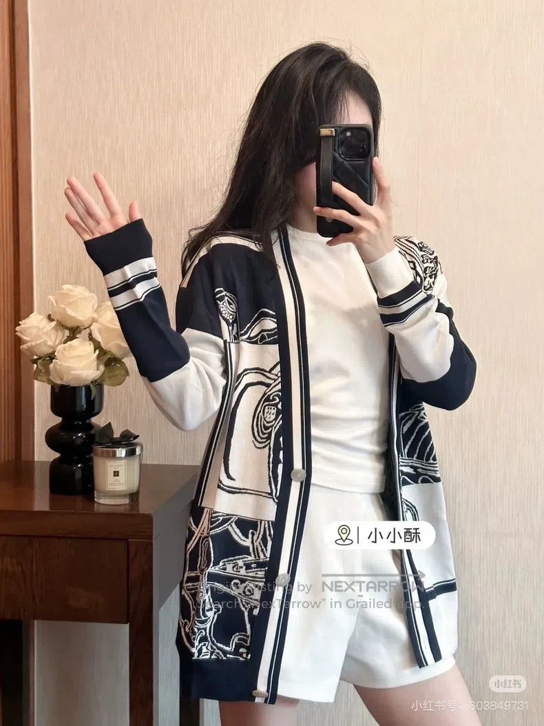 Hermes Blue and white color block rope print pattern V-nec