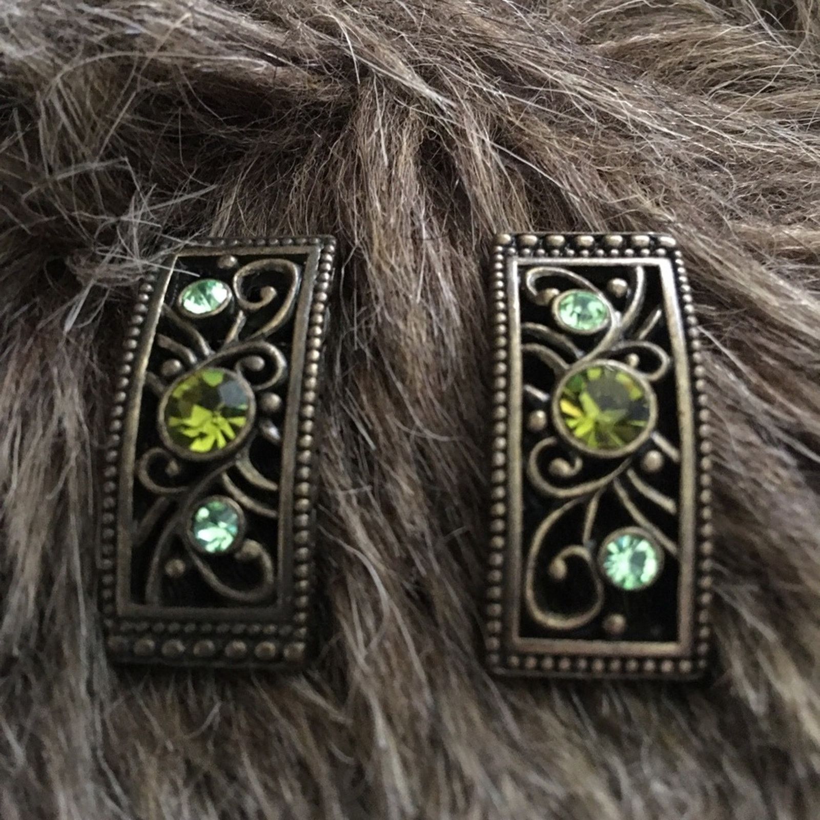 Vintage Vintage estate green glass stone pierced earrings Size ONE SIZE - 4 Thumbnail