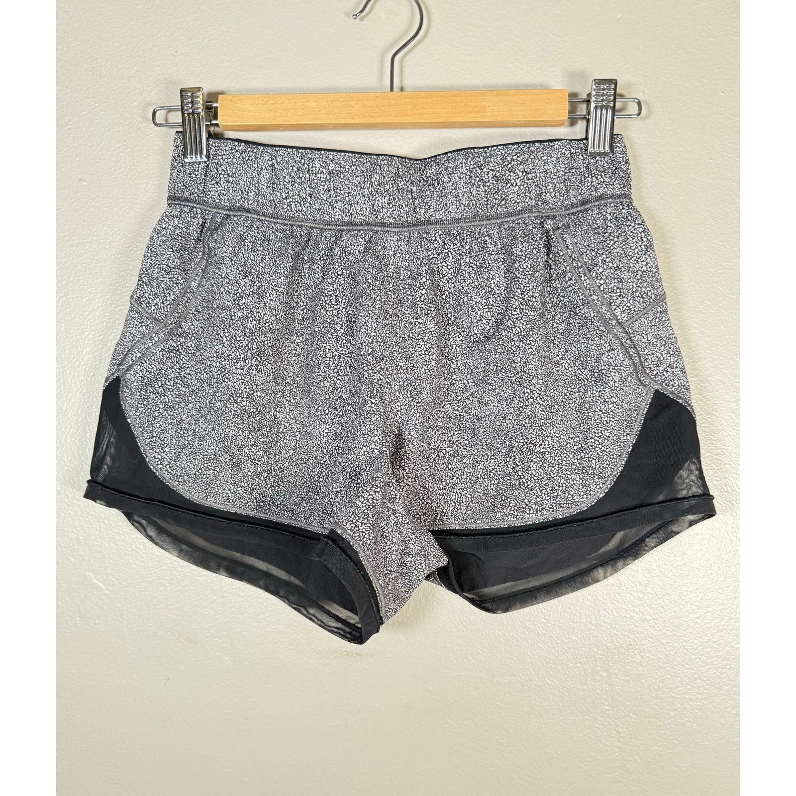 Lululemon Lululemon Two With One Short (Reversible 3") size 4 Size 27" / US 4 / IT 40 - 10 Thumbnail