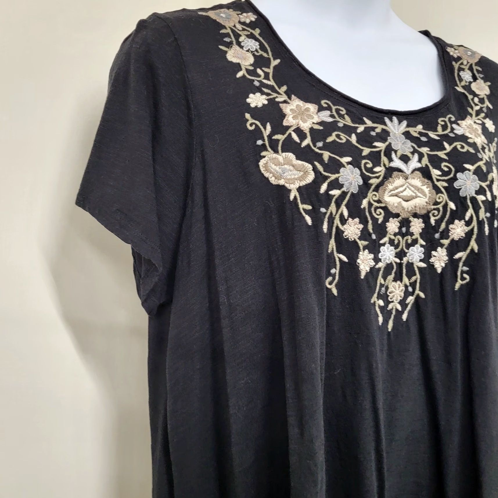 Vintage Terre Bleue Blouse Women's XXL Black Floral Embroidered Top Asymmetrical Tunic Cap Sleeve Jersey Cotton Vintage? No — Not Vintage. Size XXL / US 16-18 / IT 52-54 - 4 Thumbnail