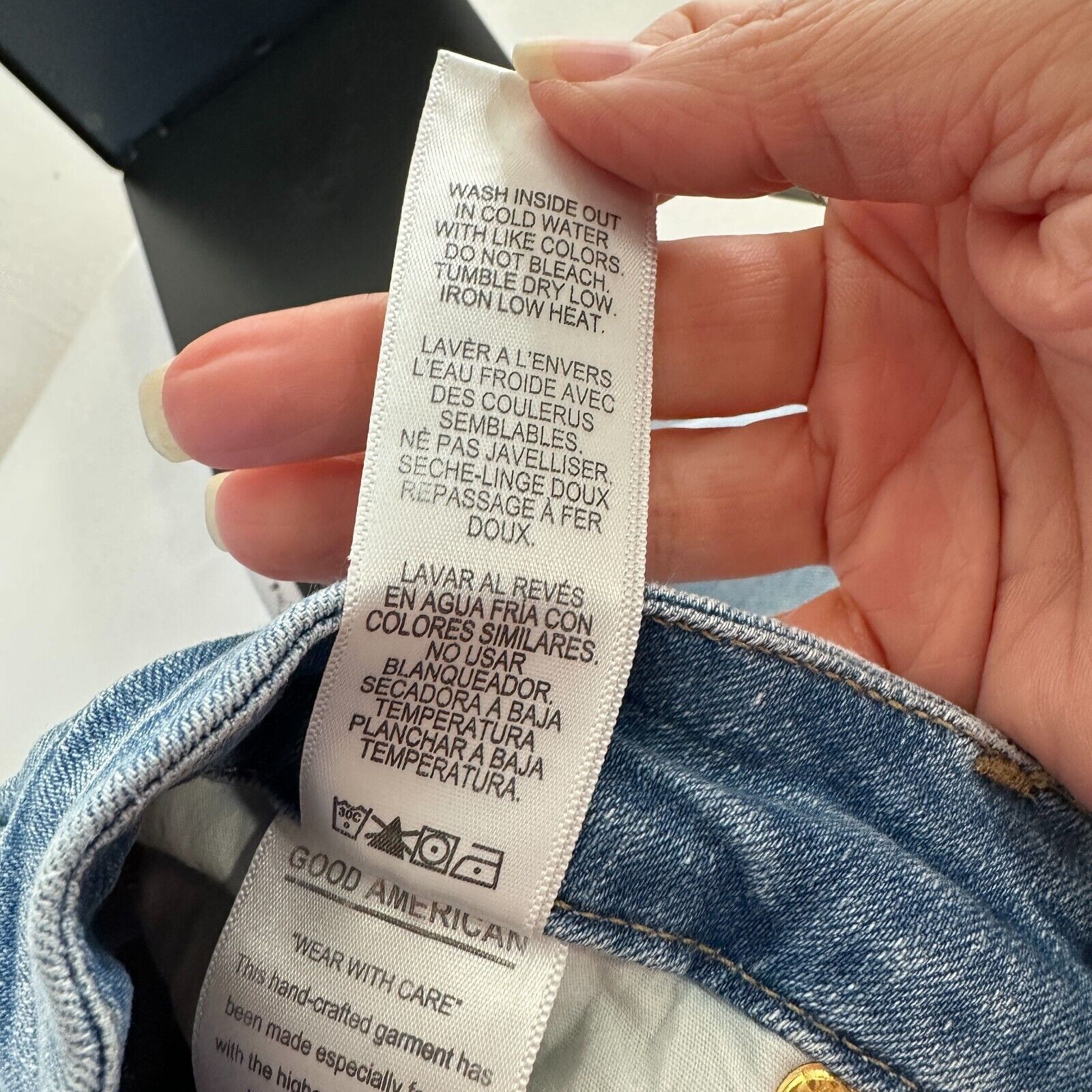 Good American Good American Good Waist Crop Distressed Knee Jean 6 / 28 Size 28" / US 6 / IT 42 - 8 Thumbnail