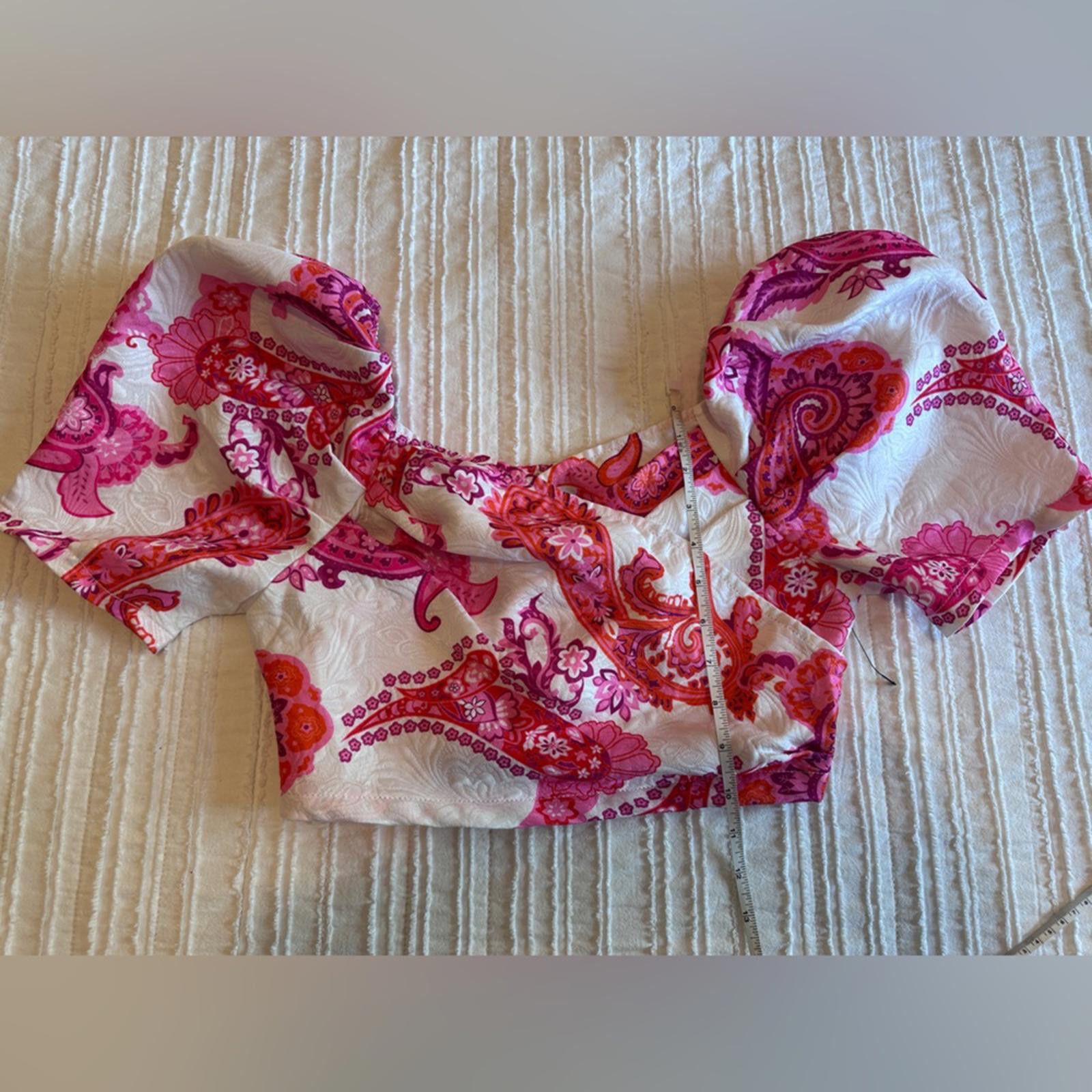 Shein SHEIN XS NWOT Pink and White Paisley Crop Top OFF SHOULDER Size XS / US 0-2 / IT 36-38 - 3 Thumbnail