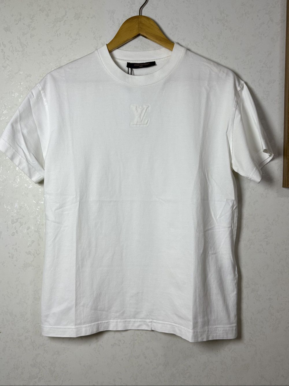 Louis Vuitton Louis Vuitton Logo Embossed T-Shirt Size XS Size US XS / EU 42 / 0 - 1 Thumbnail